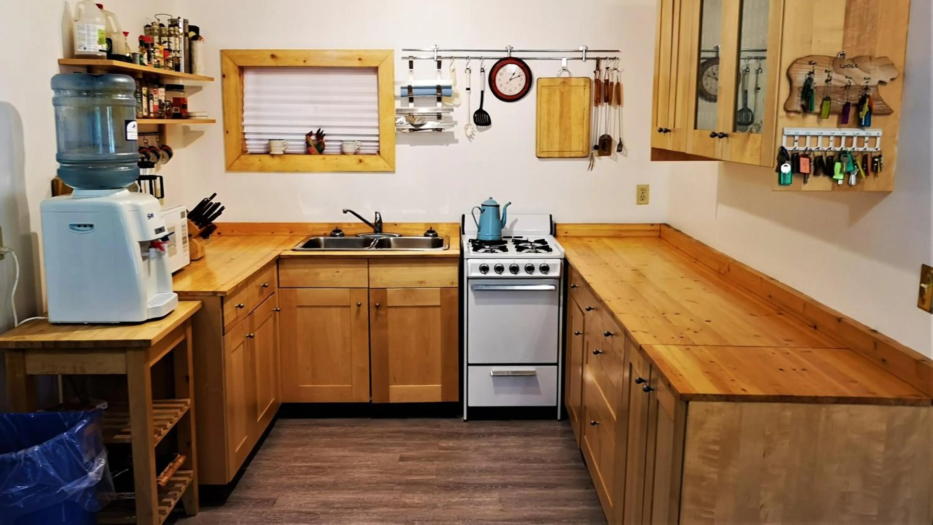 Kitchen or kitchenette in Yellow Dog Lodge, Inc.