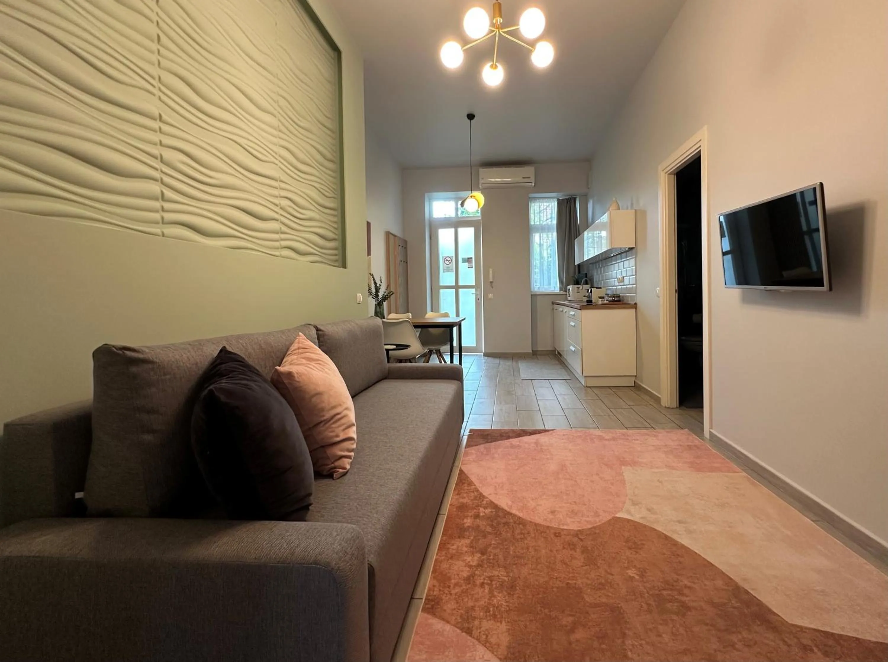 TV and multimedia in Butik Life Hotel & Apartments