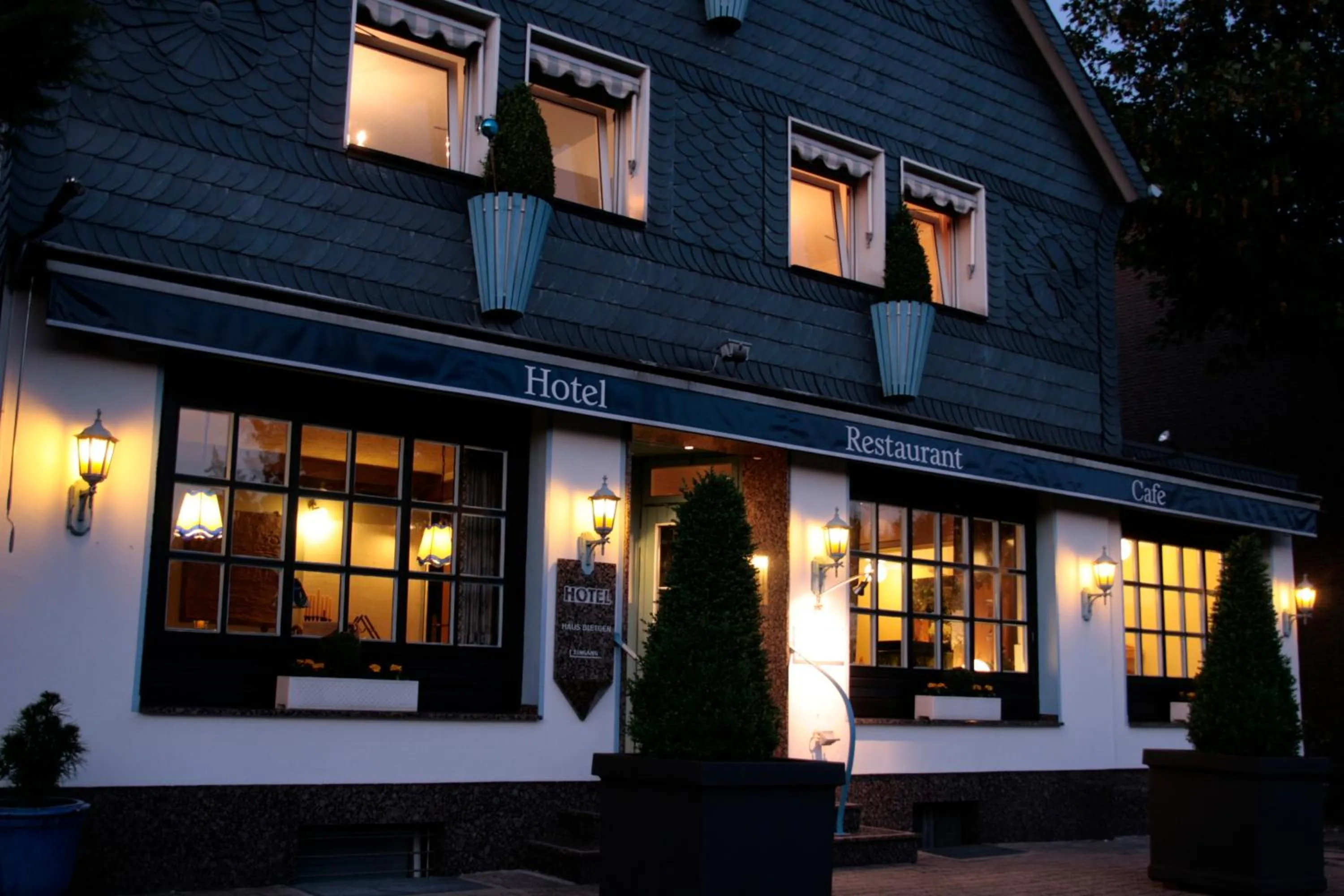 Facade/entrance in Hotel Villa Verde