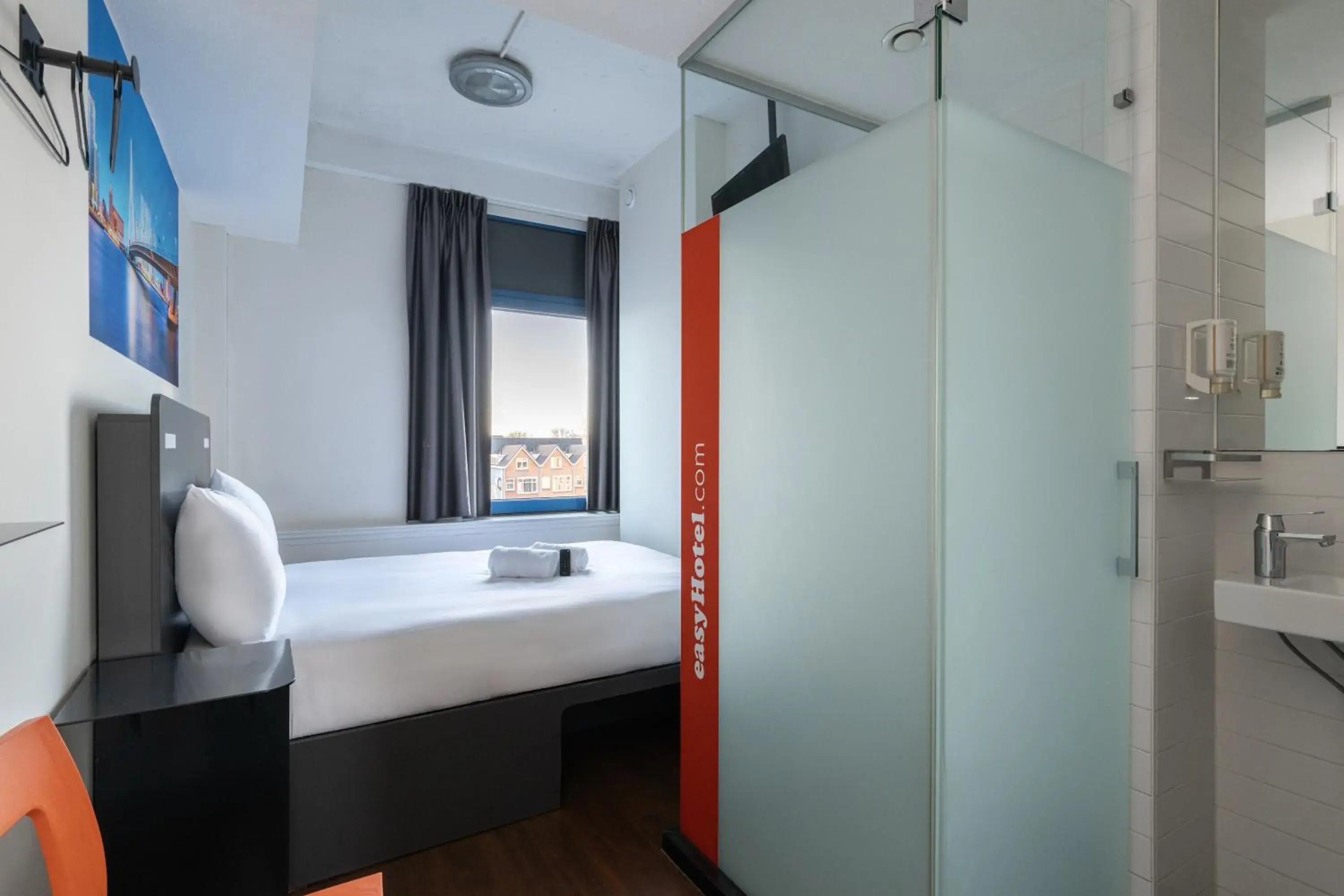 Bedroom, Bed in easyHotel Rotterdam City Centre Bedroom, Bed in easyHotel Rotterdam City Centre