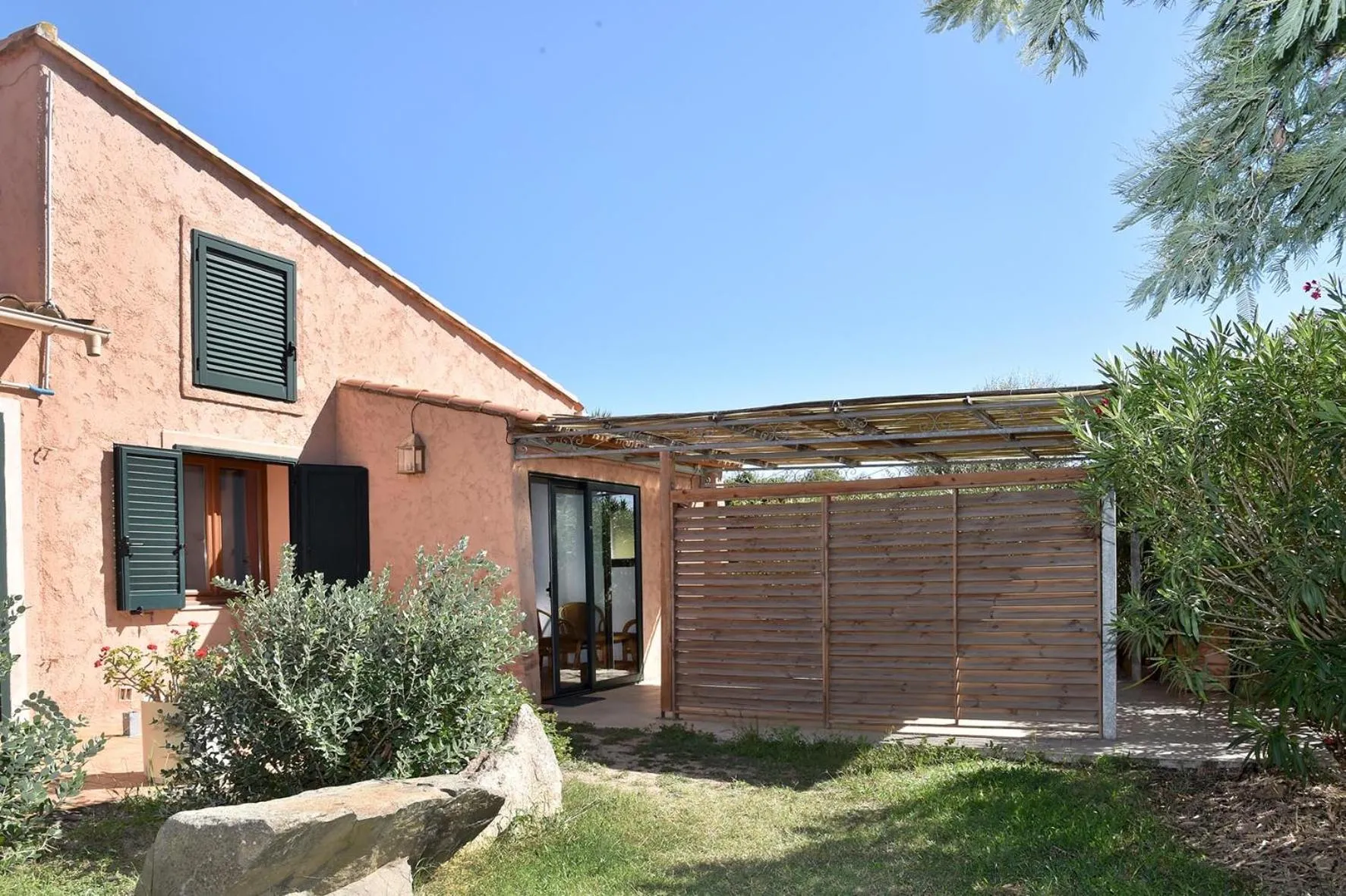Facade/entrance in Terracorse