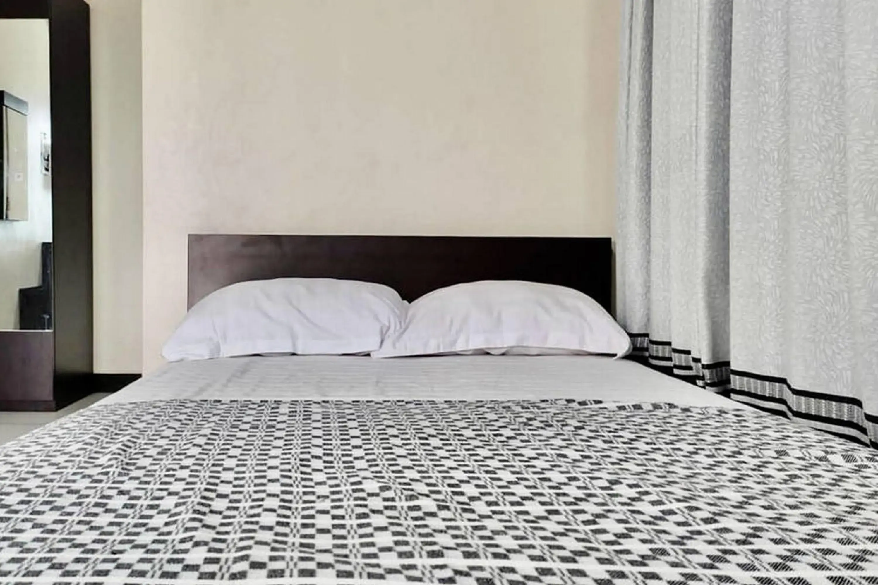 Standard Double Room with Fan in Homestay Griya Sawah Gunung Syariah Mitra RedDoorz Standard Double Room with Fan in Homestay Griya Sawah Gunung Syariah Mitra RedDoorz