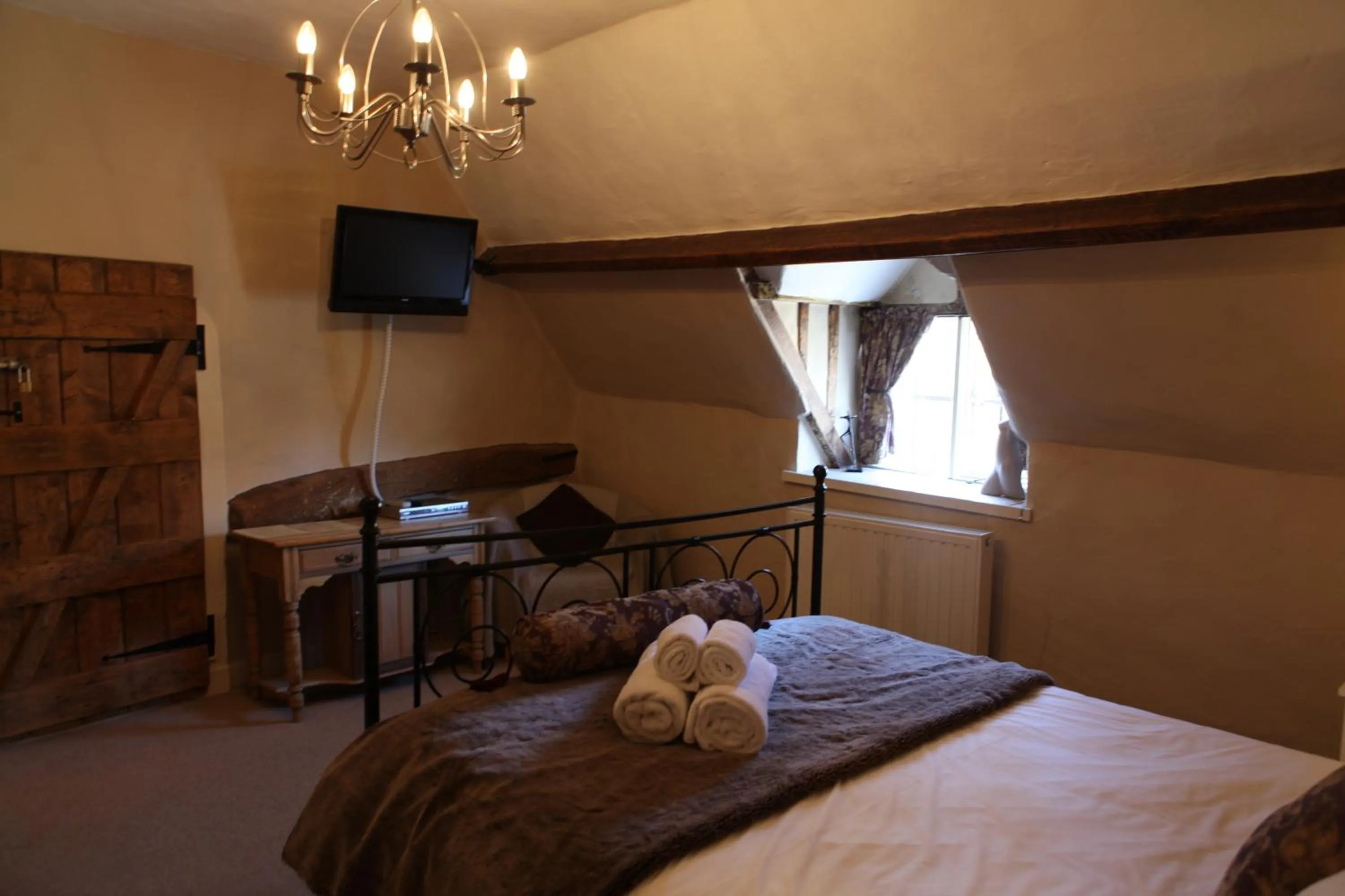 Bed in Eight Bells Inn