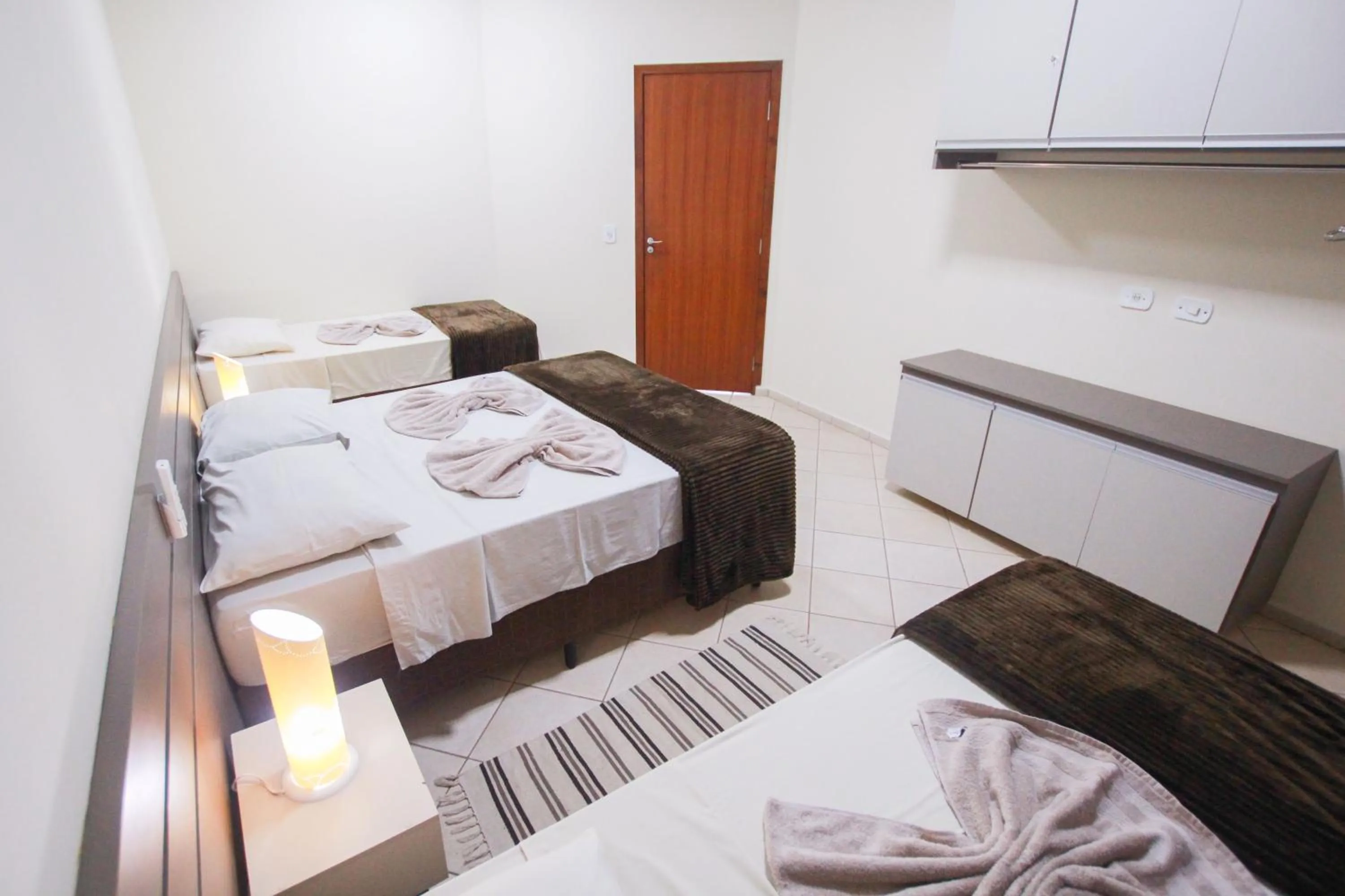 Photo of the whole room, Bed in Ypê Flats e Containers