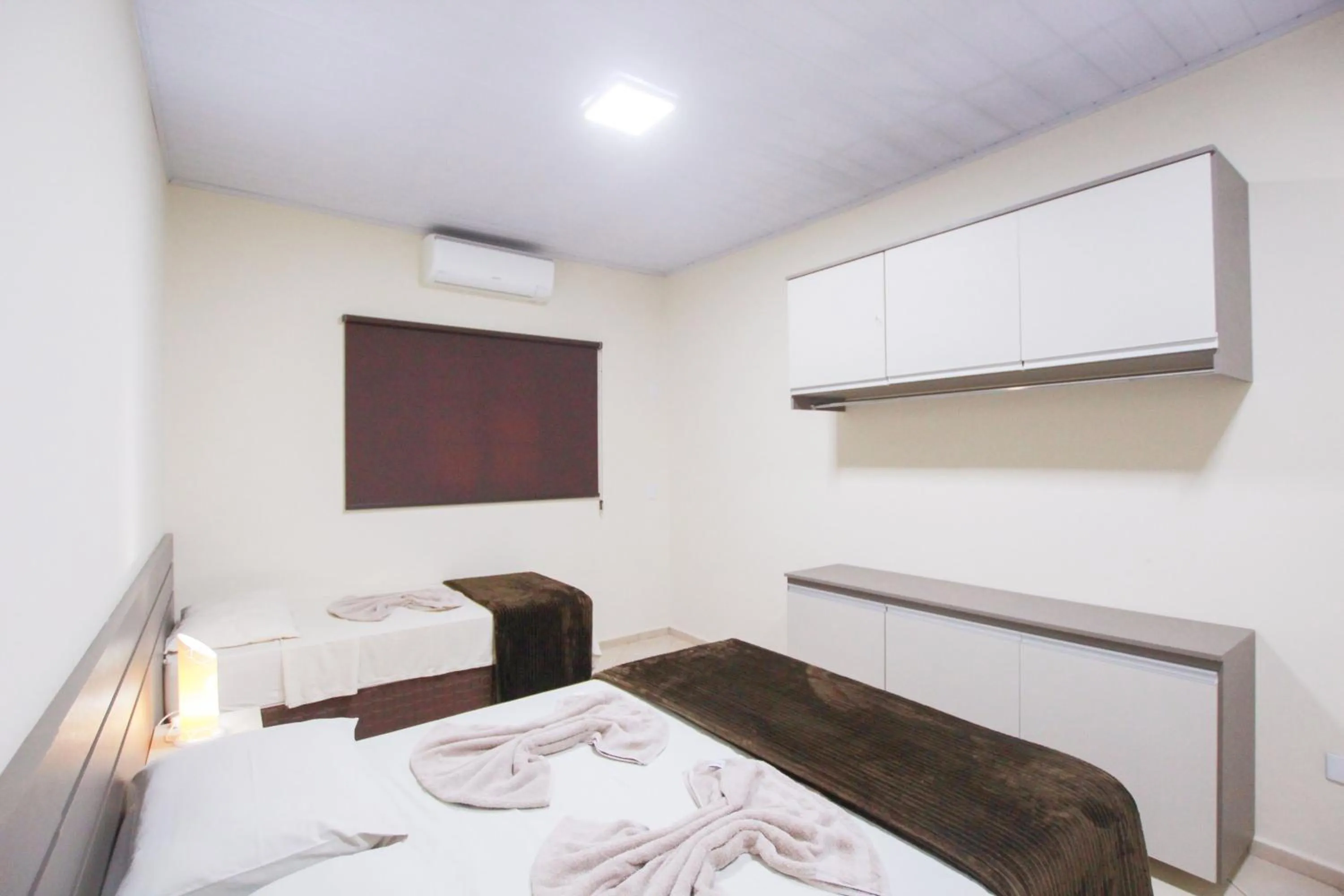 Photo of the whole room, Bed in Ypê Flats e Containers