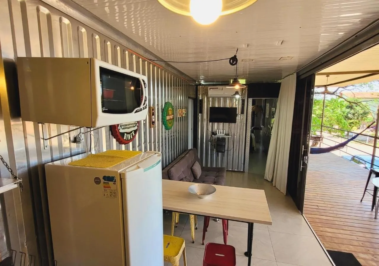Communal lounge/ TV room in Ypê Flats e Containers