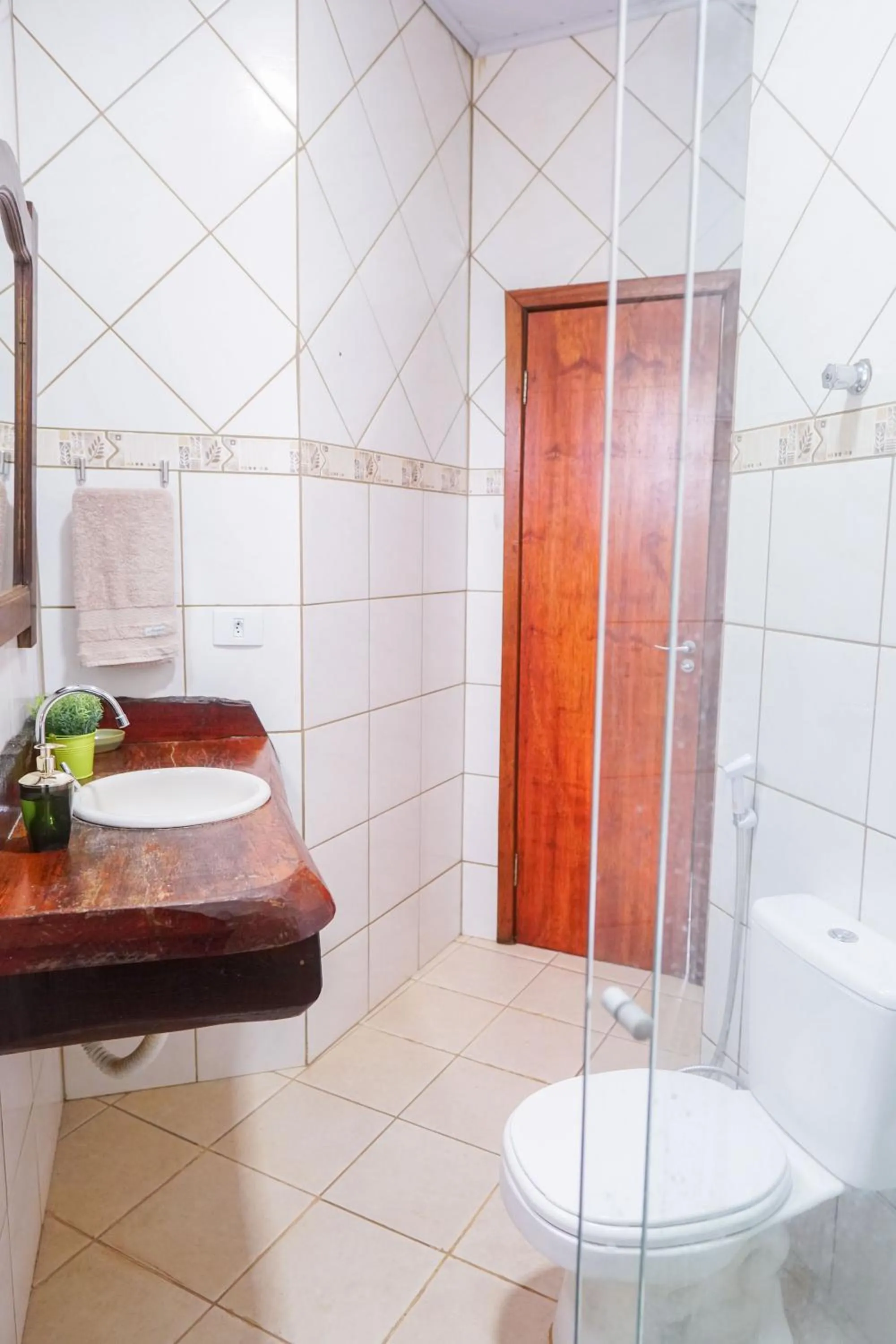 Bathroom in Ypê Flats e Containers