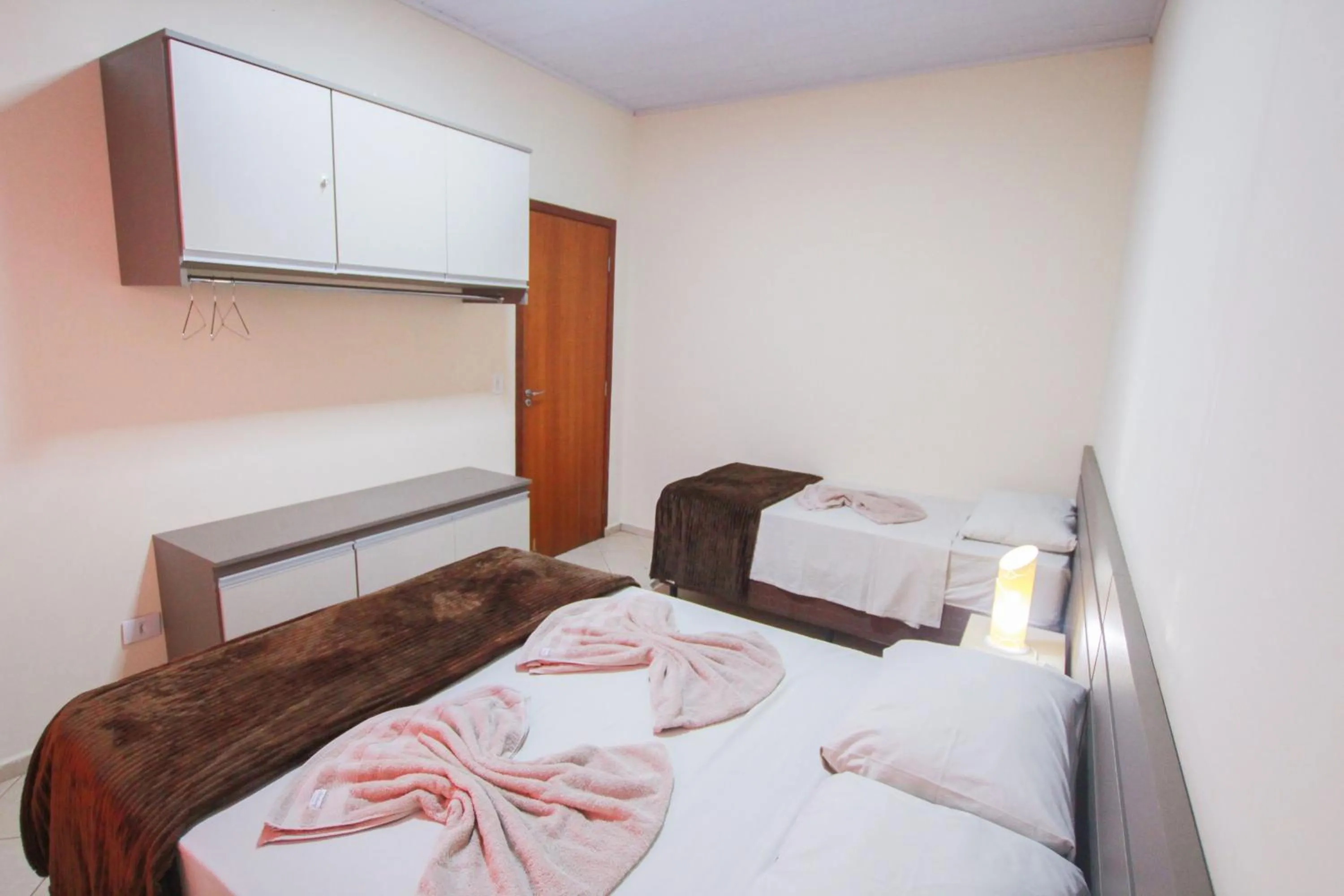 Photo of the whole room, Bed in Ypê Flats e Containers