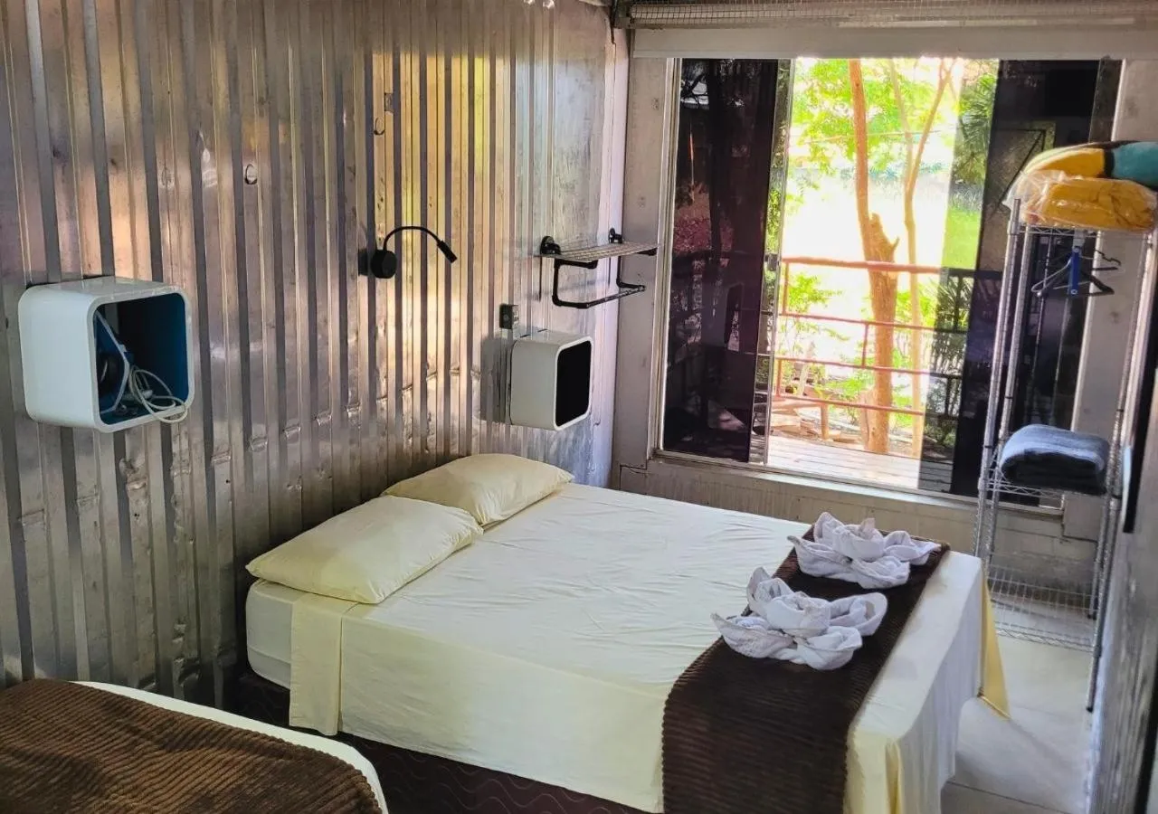 Bedroom, Bed in Ypê Flats e Containers