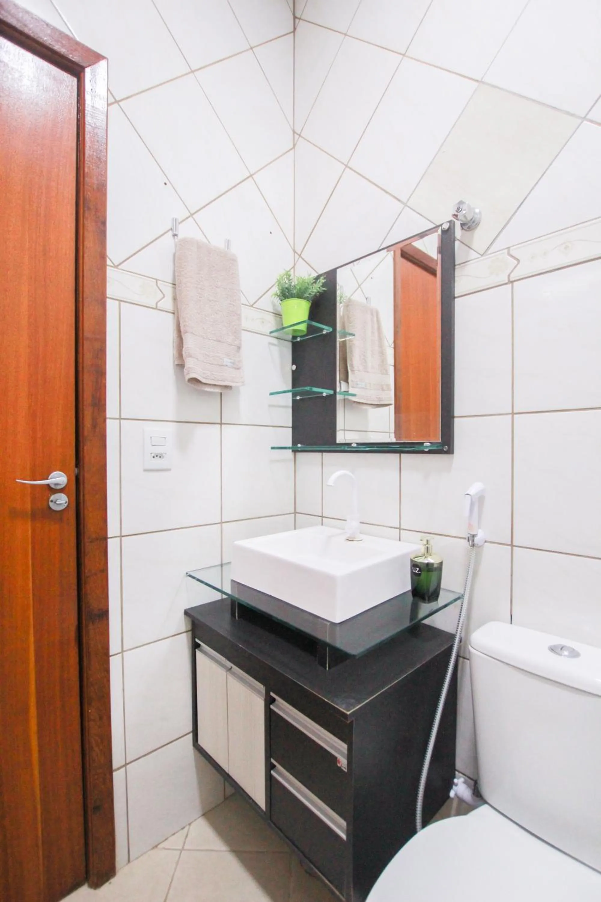 Bathroom in Ypê Flats e Containers