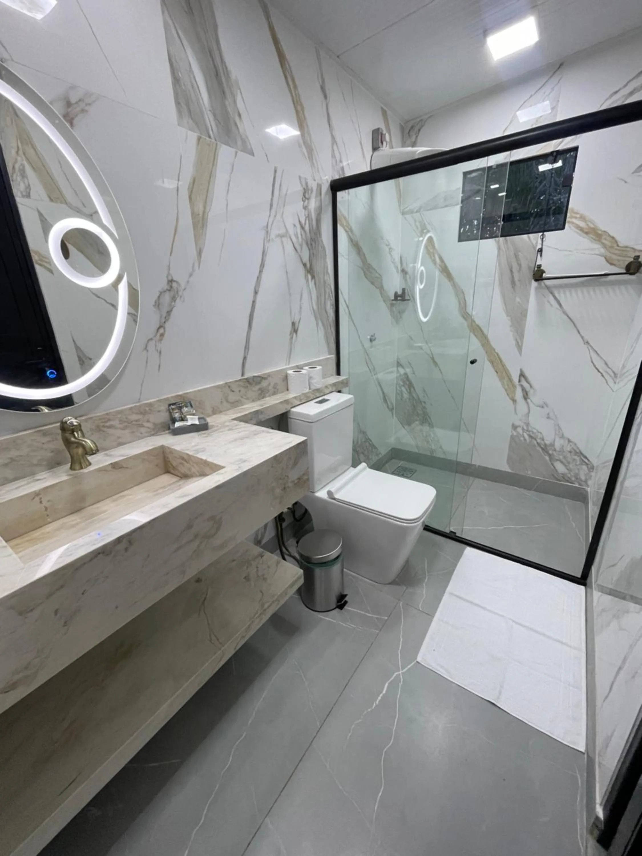 Shower in Ypê Flats e Containers