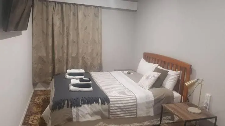 Bed in Hotel Motueka Backpackers, Loud Live Music Friday Saturday Nights