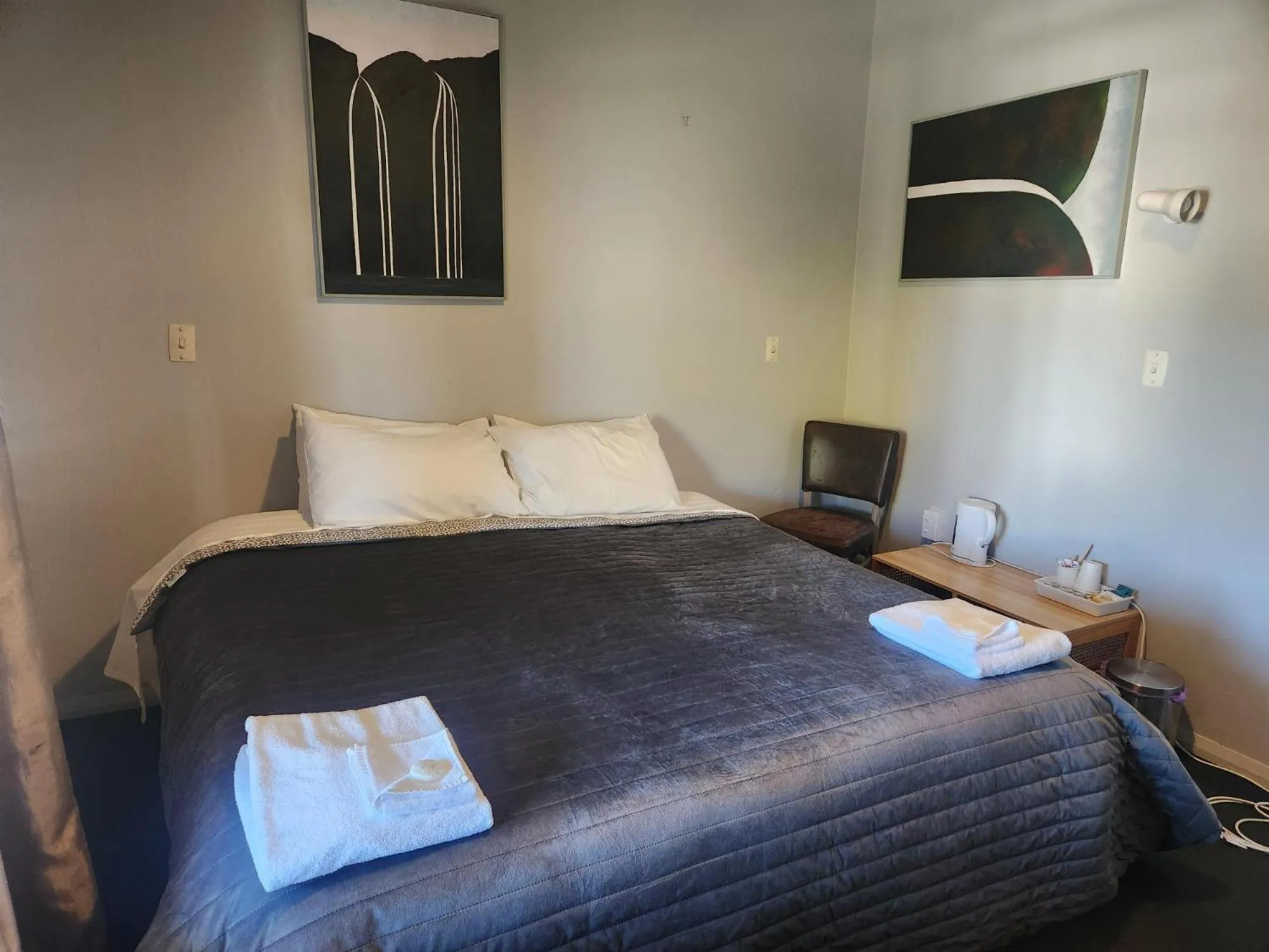 Bedroom, Bed in Hotel Motueka - Some weekends may have loud Live Music playing