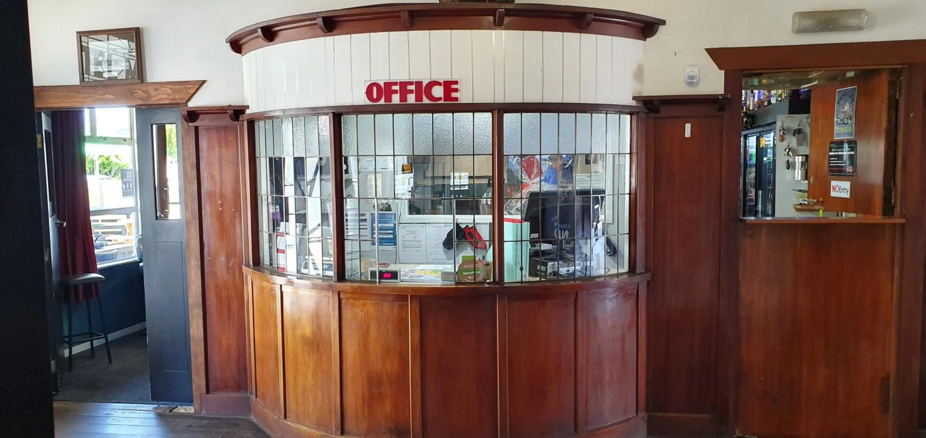 Hotel Motueka Backpackers, Loud Live Music Friday Saturday Nights