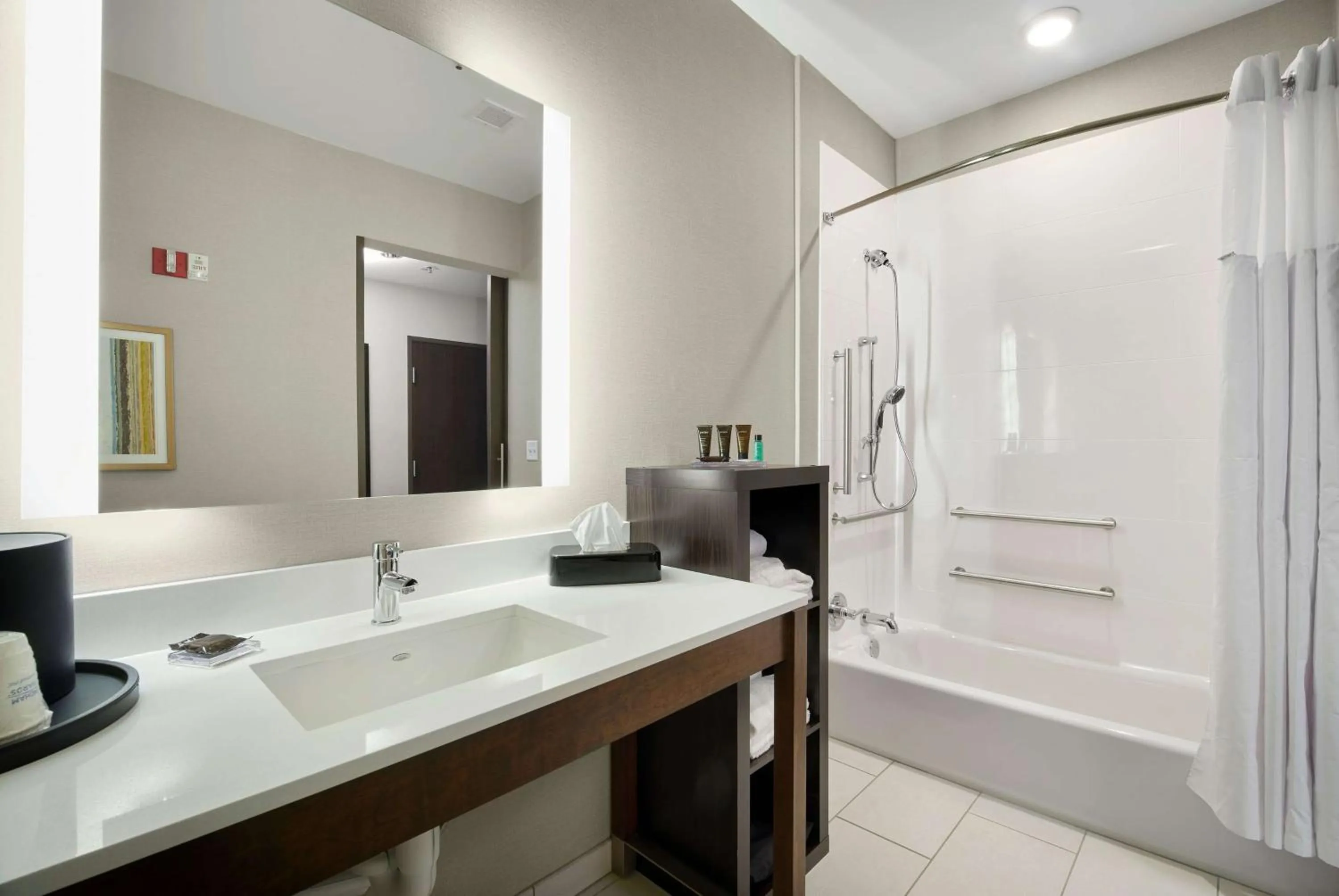 Bathroom in Wingate by Wyndham Hurricane WV