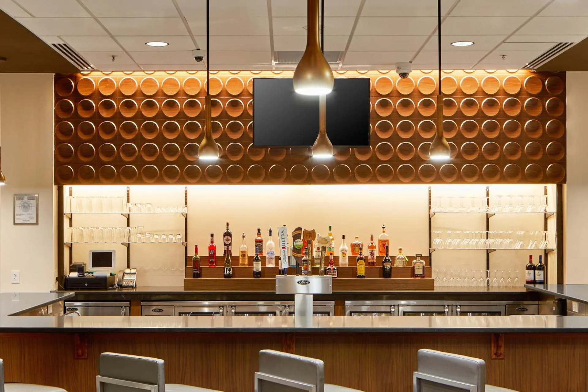 Lounge or bar in Wingate by Wyndham Hurricane WV