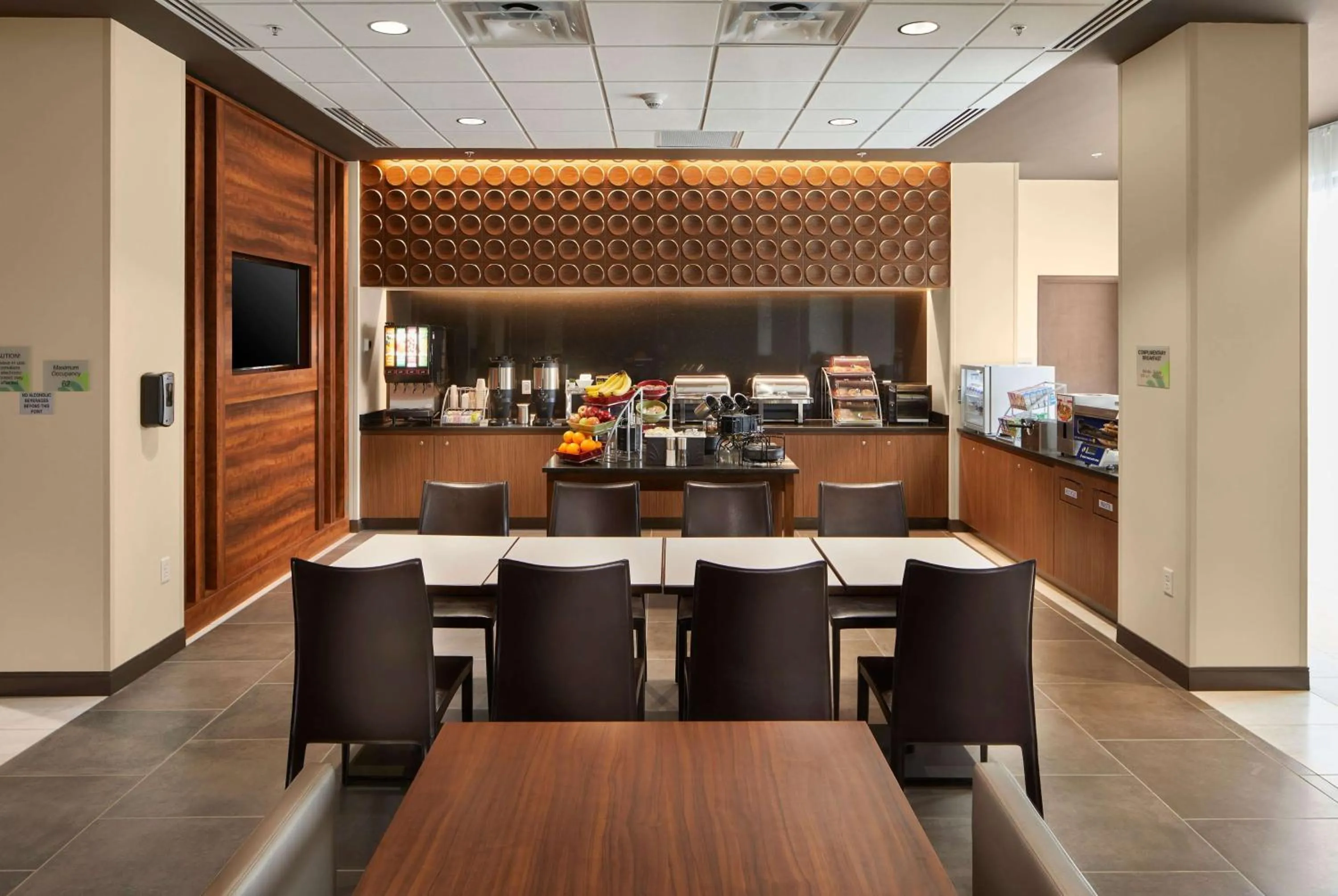 Restaurant/places to eat in Wingate by Wyndham Hurricane WV