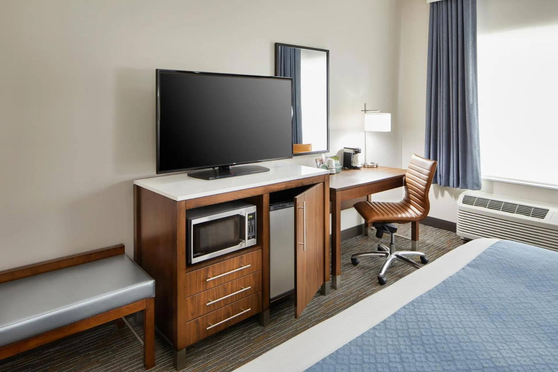 TV and multimedia, Bed in Wingate by Wyndham Hurricane WV