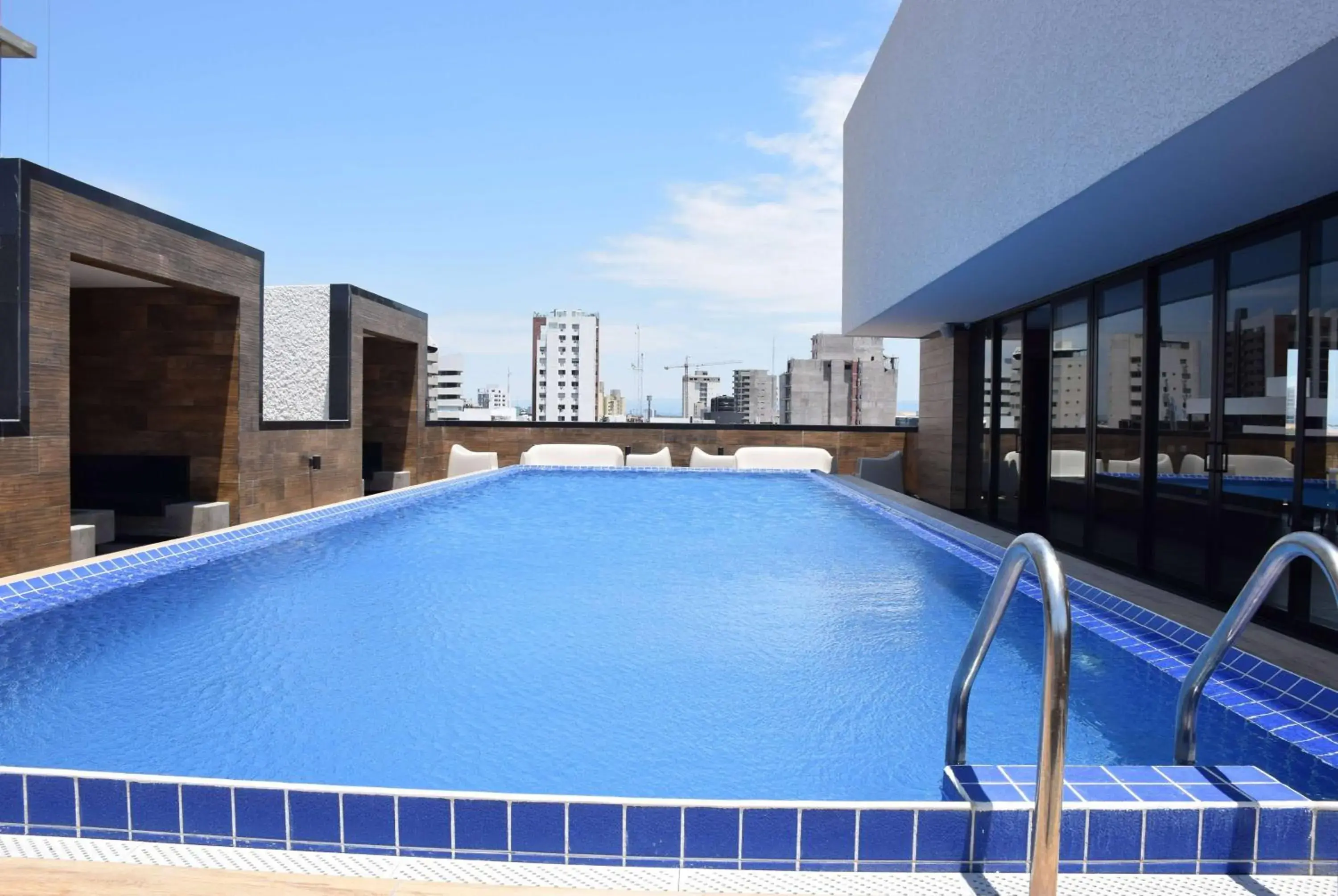Swimming pool in TRYP by Wyndham Santa Cruz Swimming pool in TRYP by Wyndham Santa Cruz