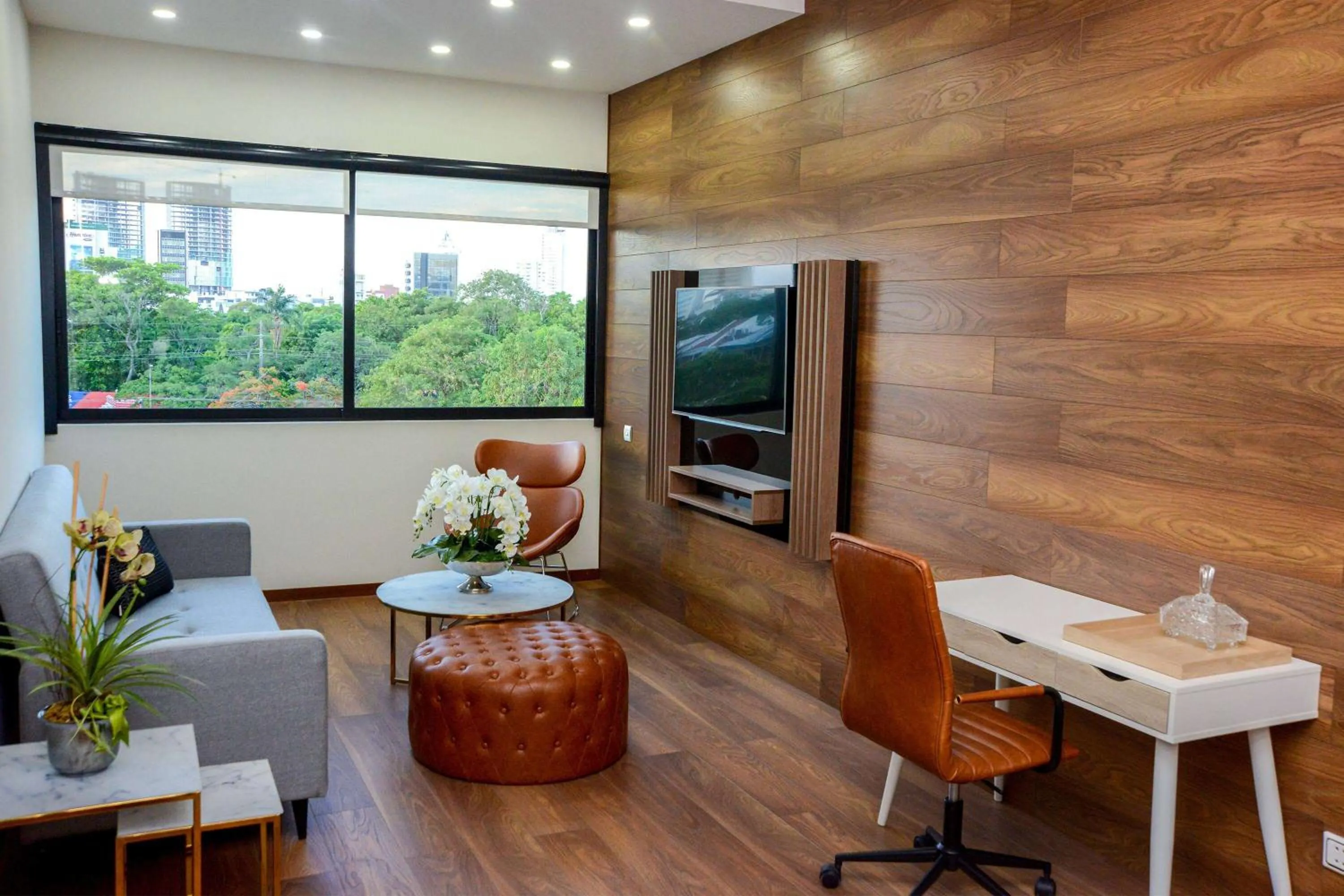 Photo of the whole room in TRYP by Wyndham Santa Cruz