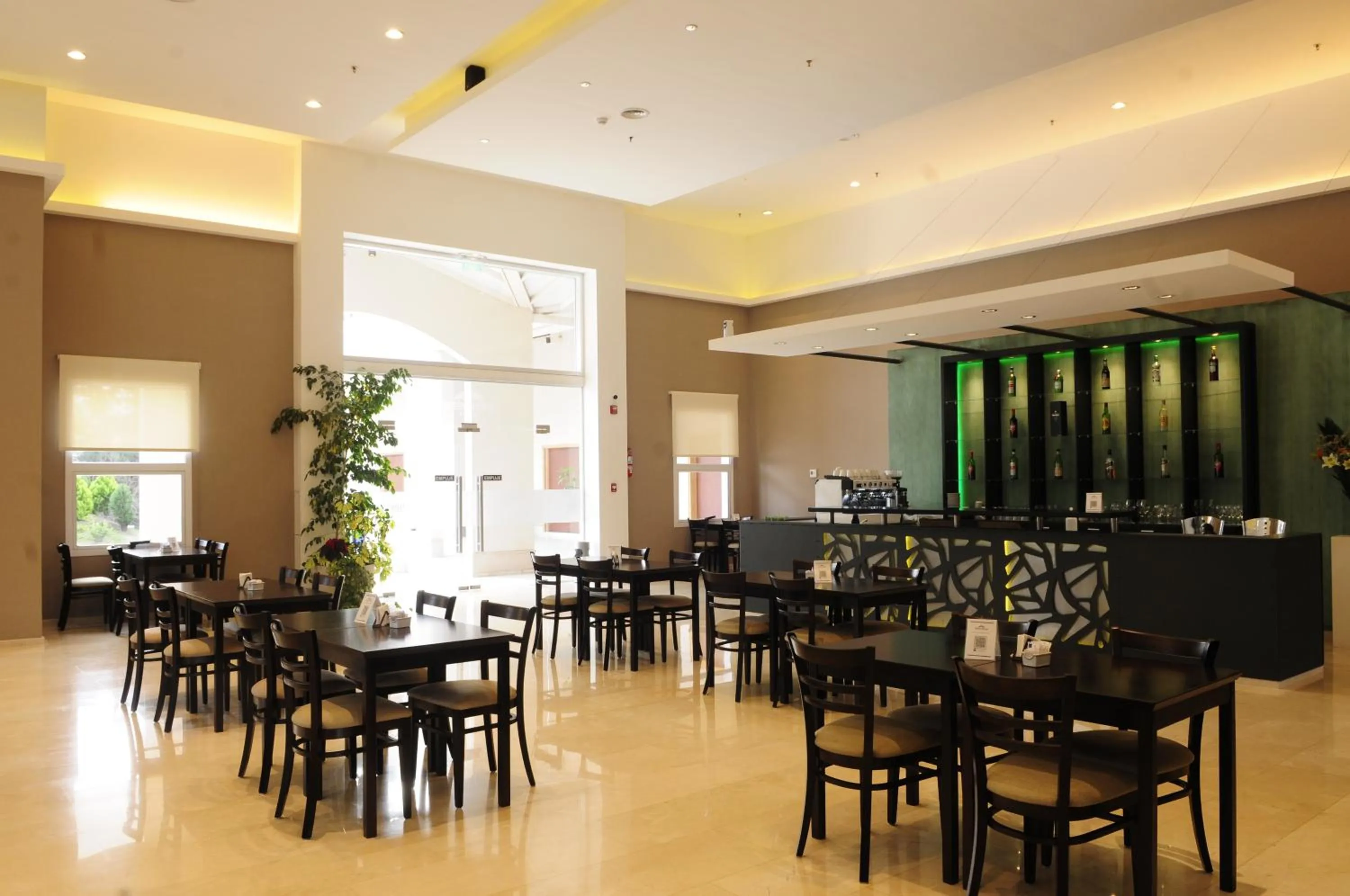 Lounge or bar in Howard Johnson Plaza & Convention Center Spa La Plata