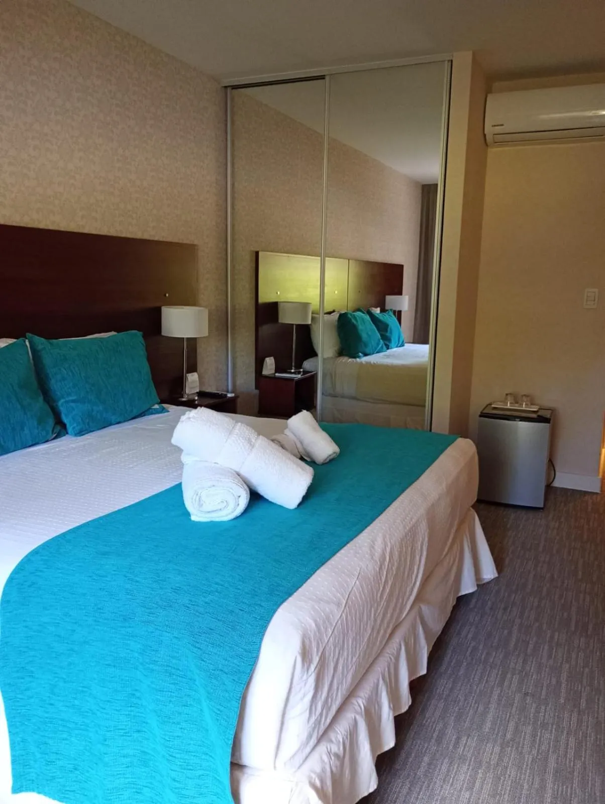 Bed in Howard Johnson Plaza & Convention Center Spa La Plata