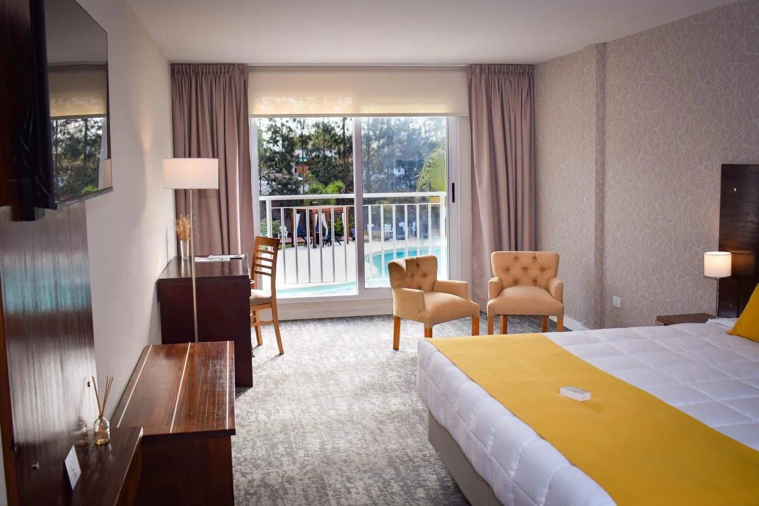 Garden view, Bed in Howard Johnson Plaza & Convention Center Spa La Plata