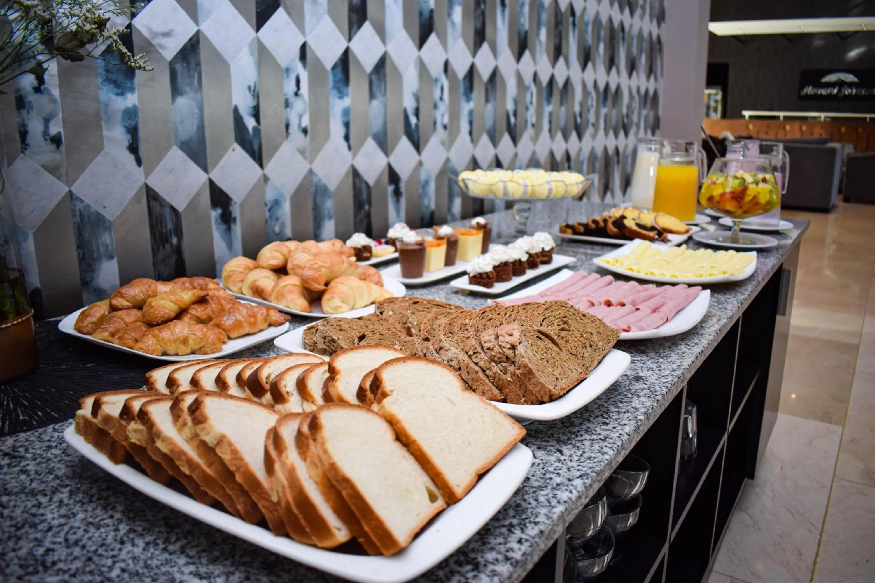 Food and drinks in Howard Johnson Plaza & Convention Center Spa La Plata