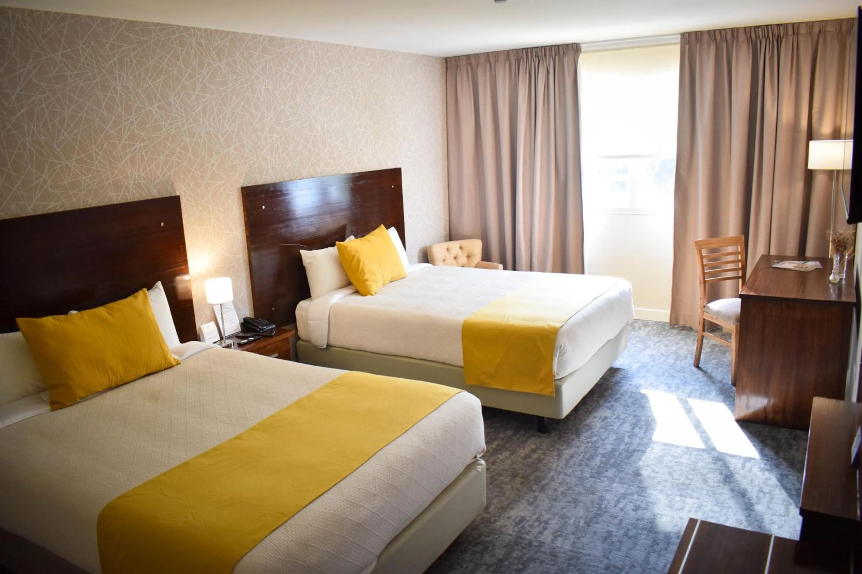 Bed in Howard Johnson Plaza & Convention Center Spa La Plata