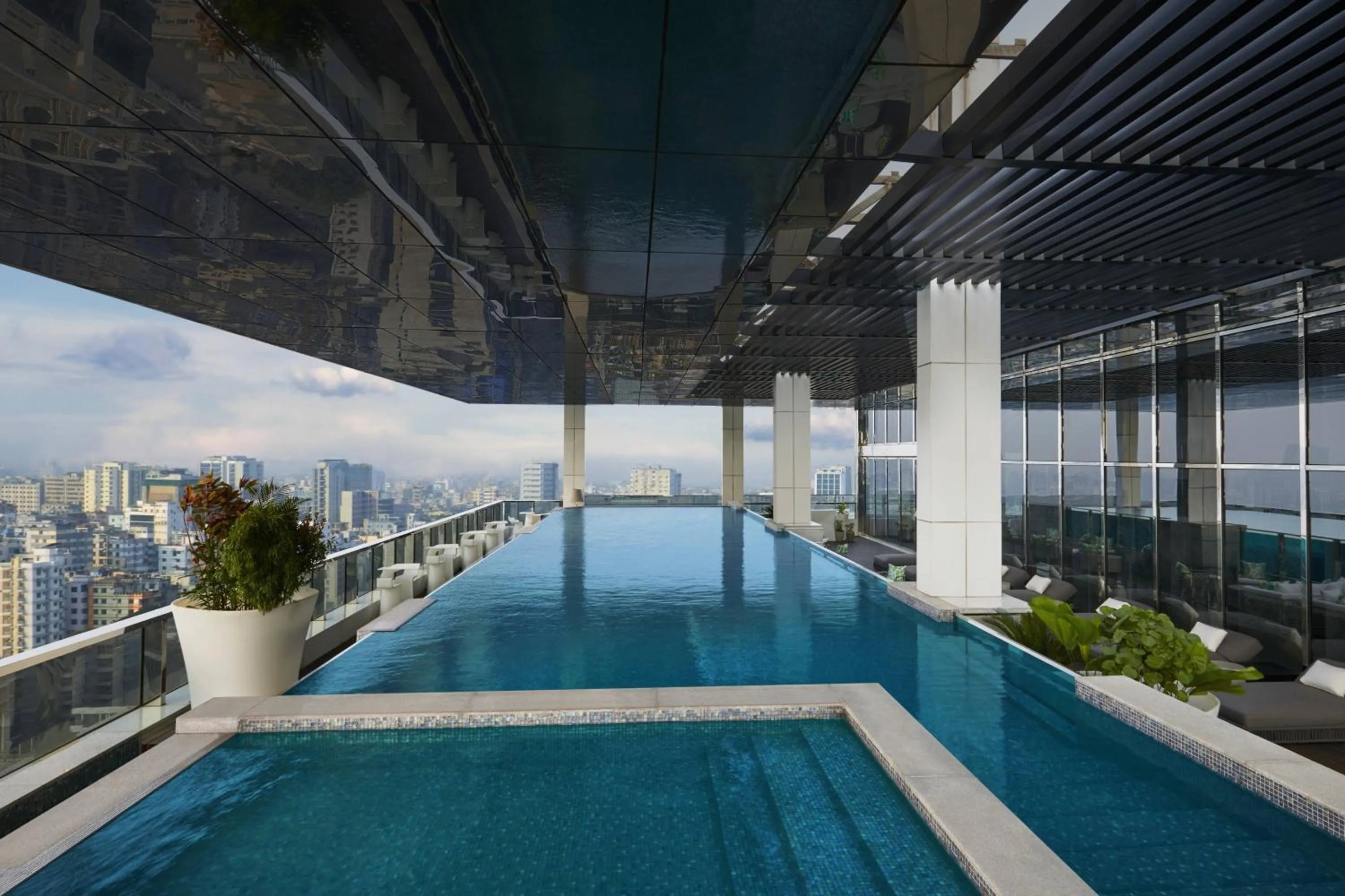 Swimming pool in Renaissance Dhaka Gulshan Hotel