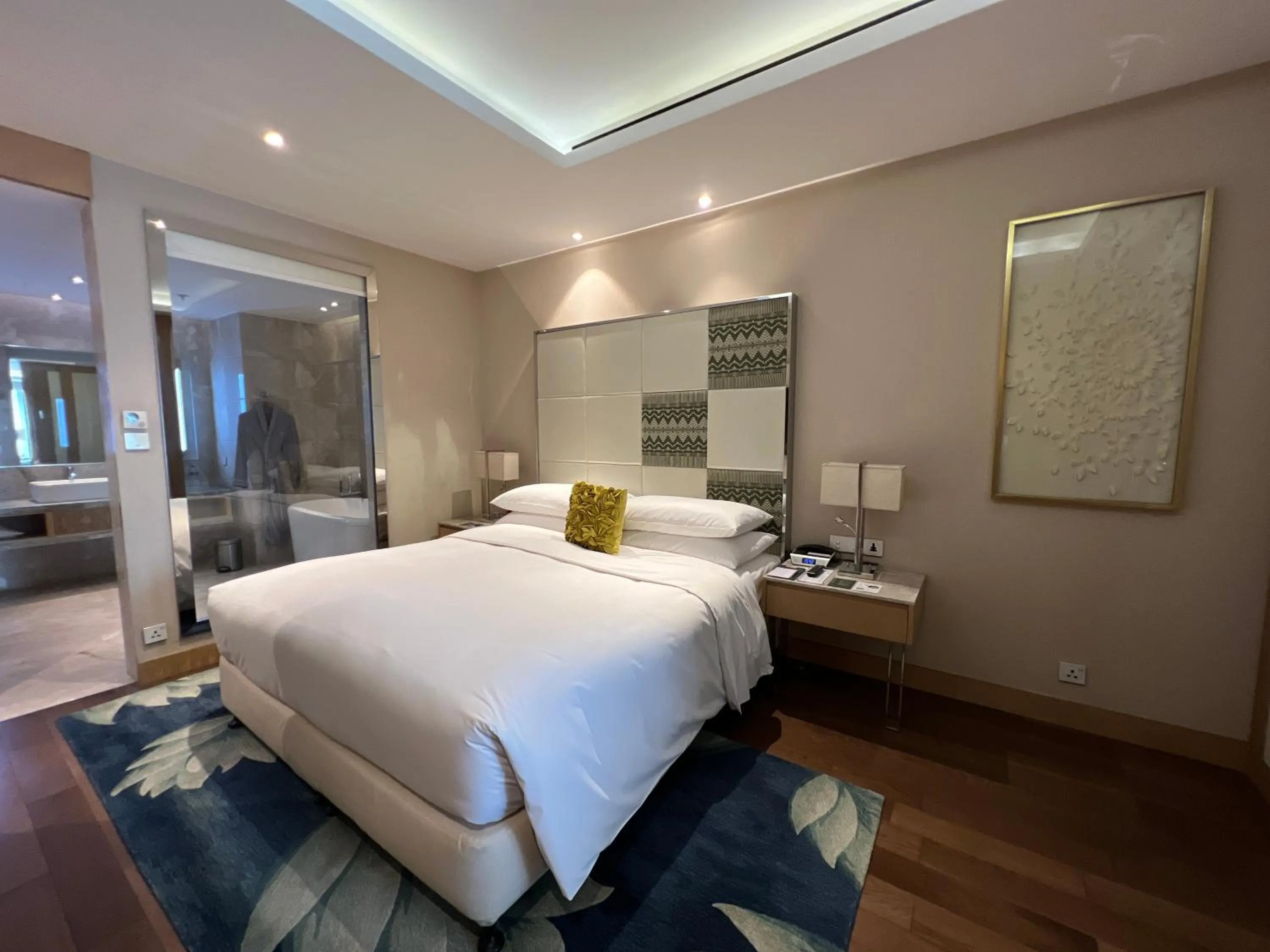 Bedroom, Bed in Renaissance Dhaka Gulshan Hotel