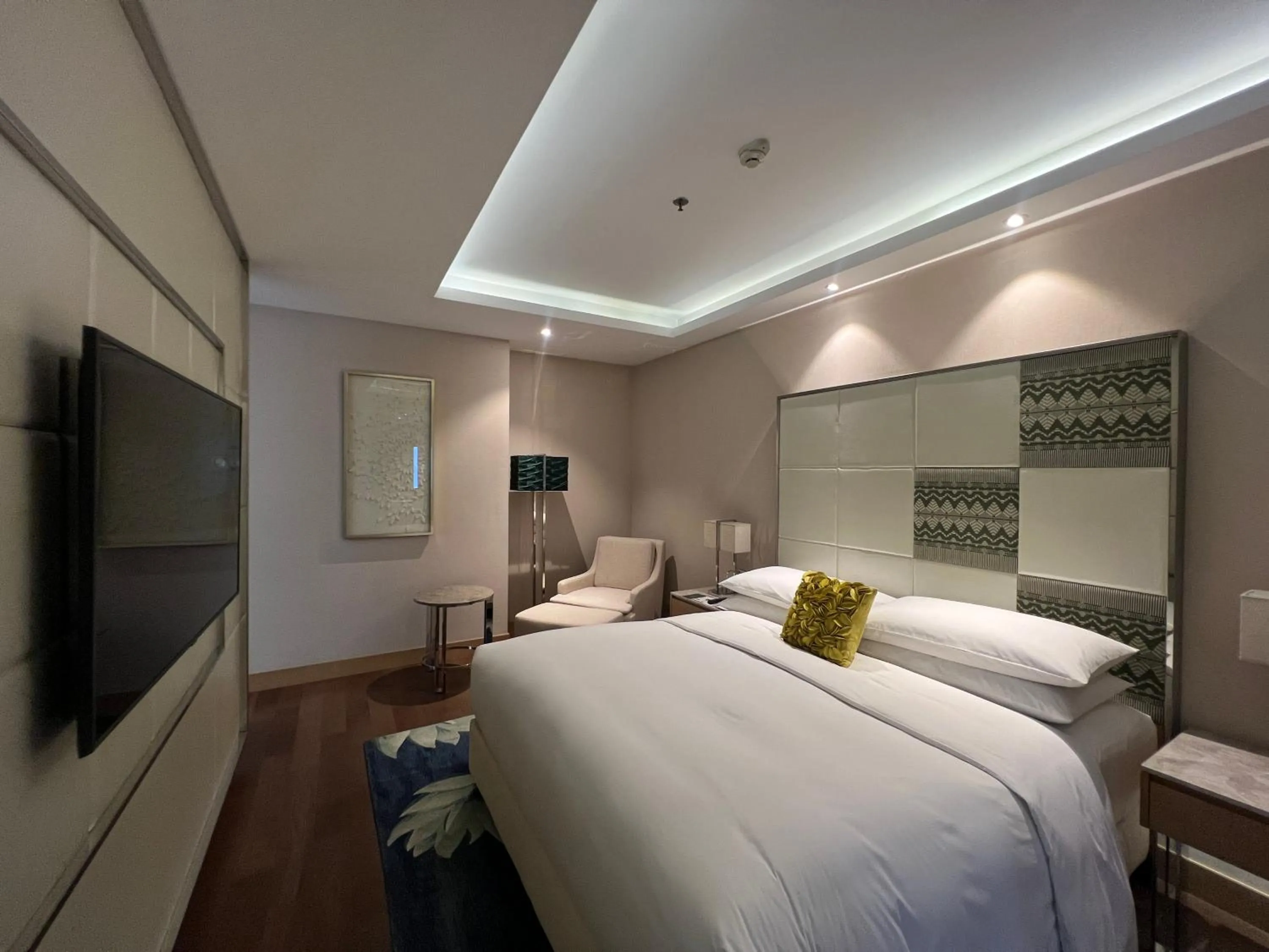 Bed in Renaissance Dhaka Gulshan Hotel