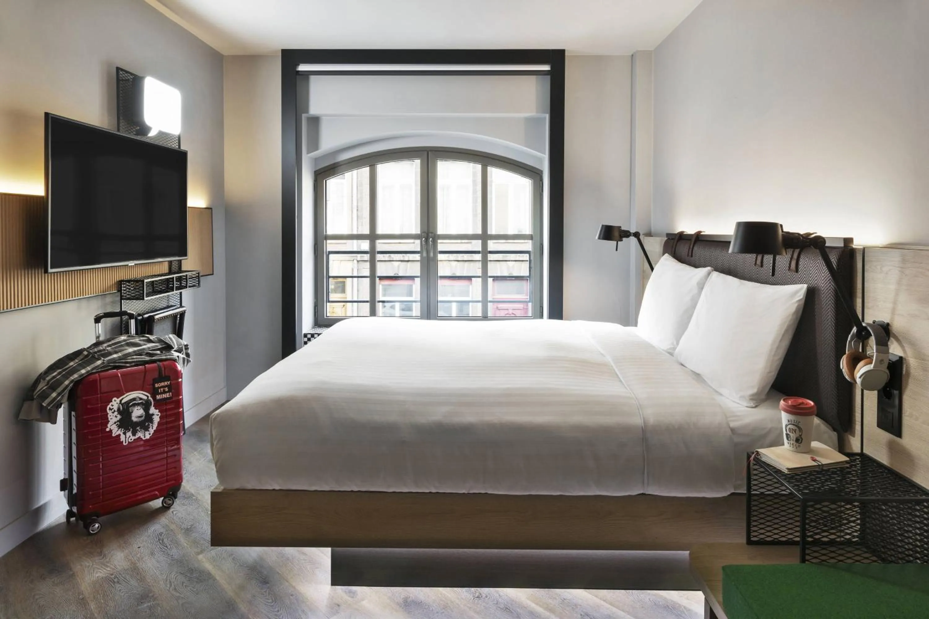 Photo of the whole room, Bed in Moxy Lille City