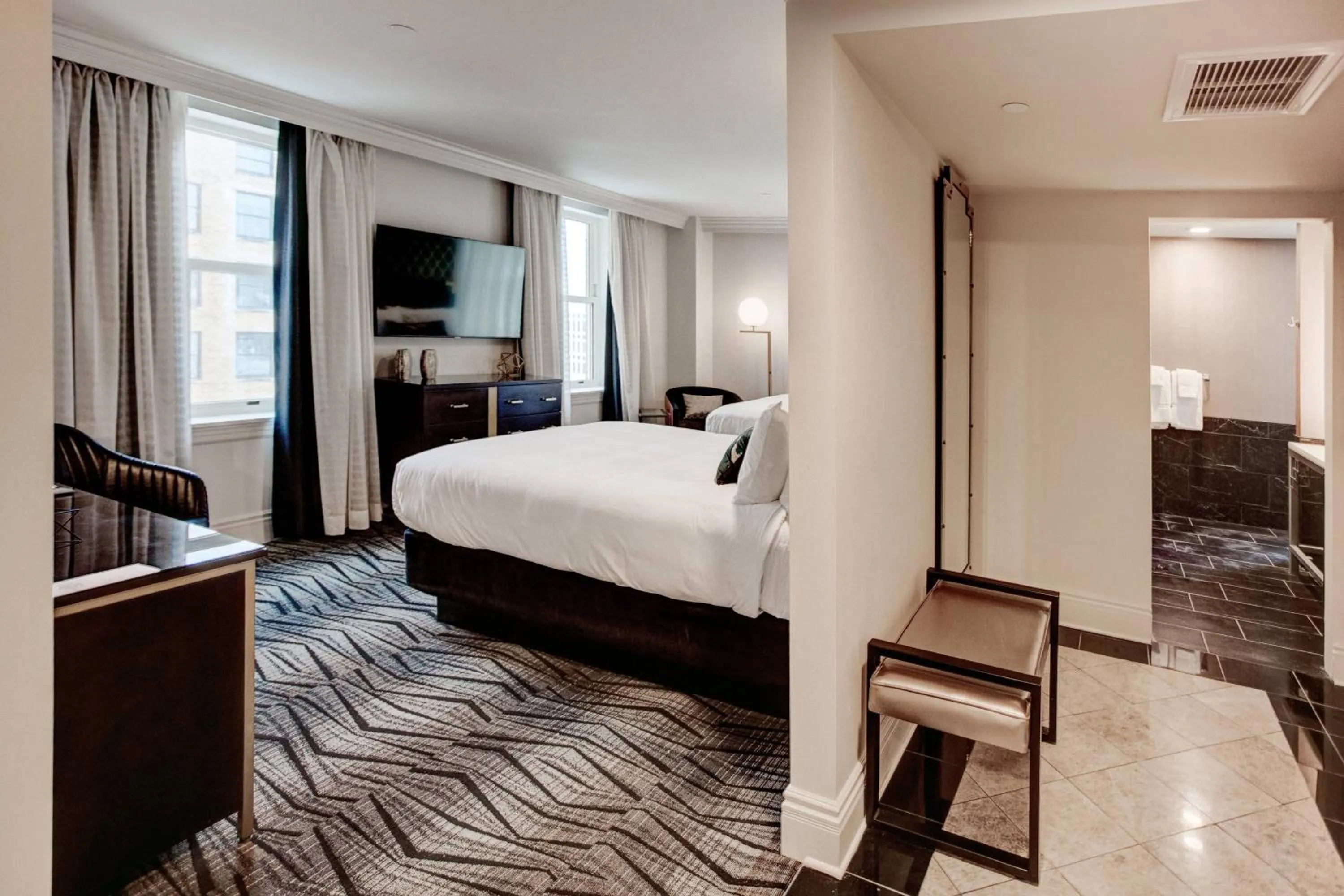 Photo of the whole room, Bed in The Warrior Hotel, Autograph Collection