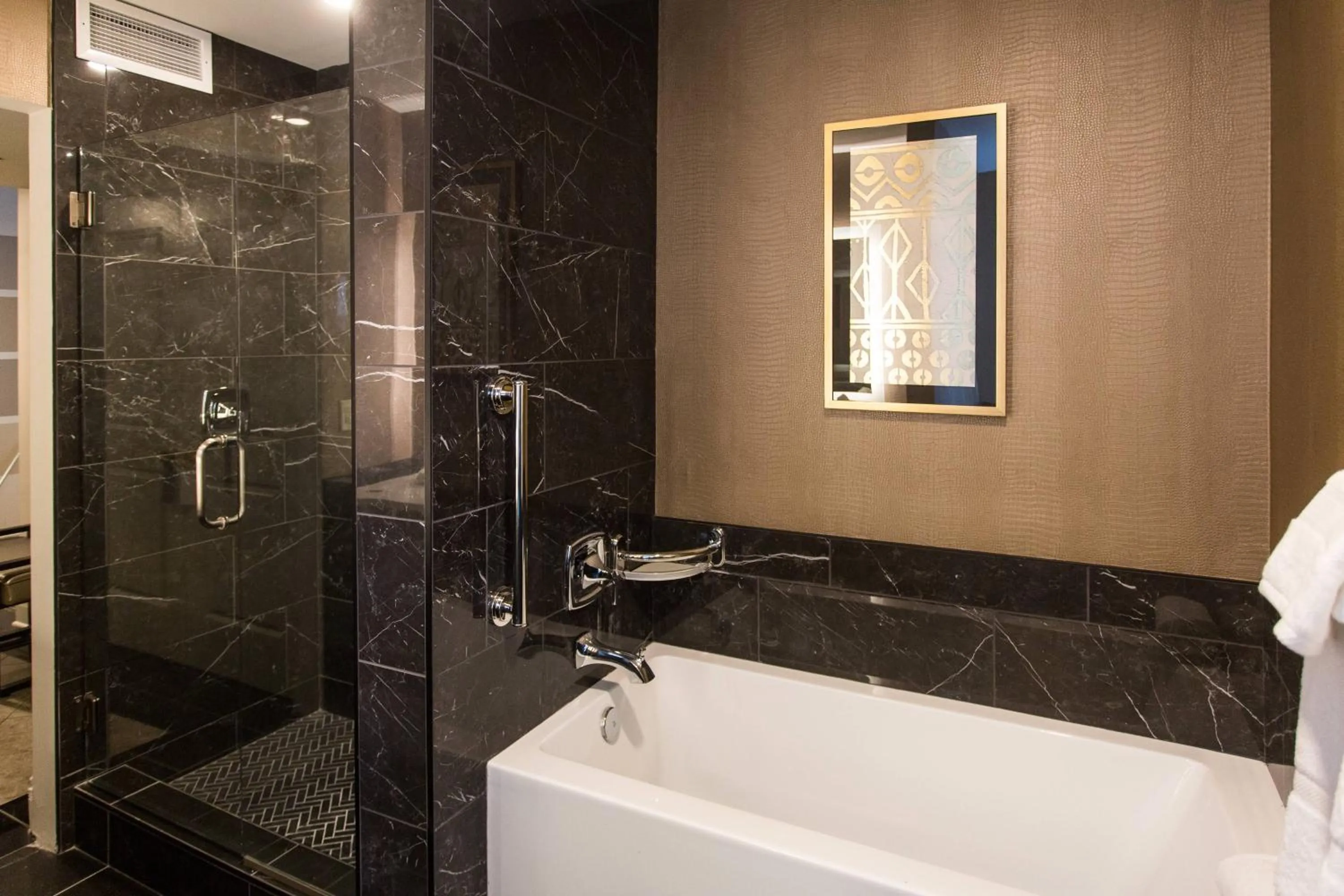 Bathroom in The Warrior Hotel, Autograph Collection