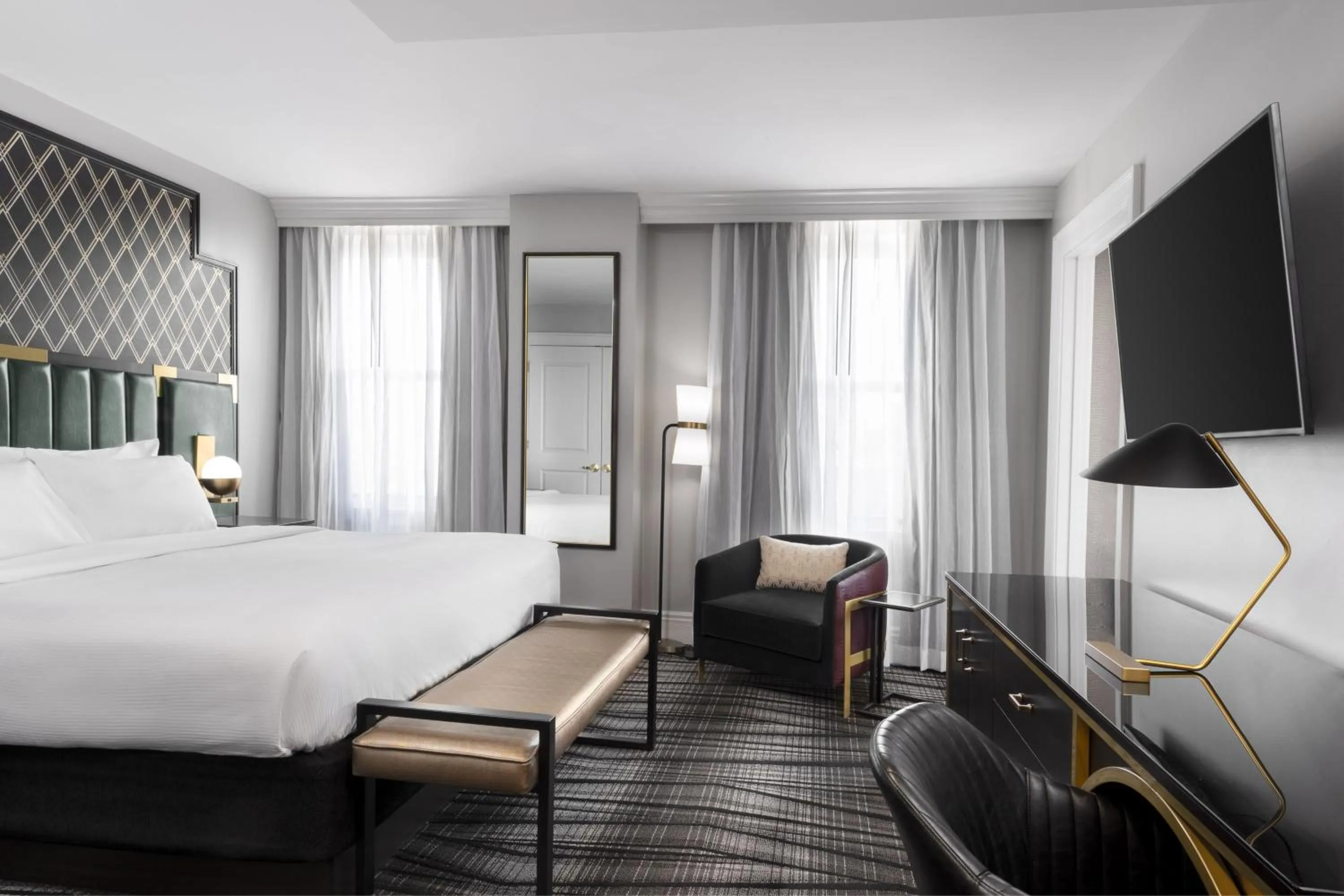 Photo of the whole room, Bed in The Warrior Hotel, Autograph Collection