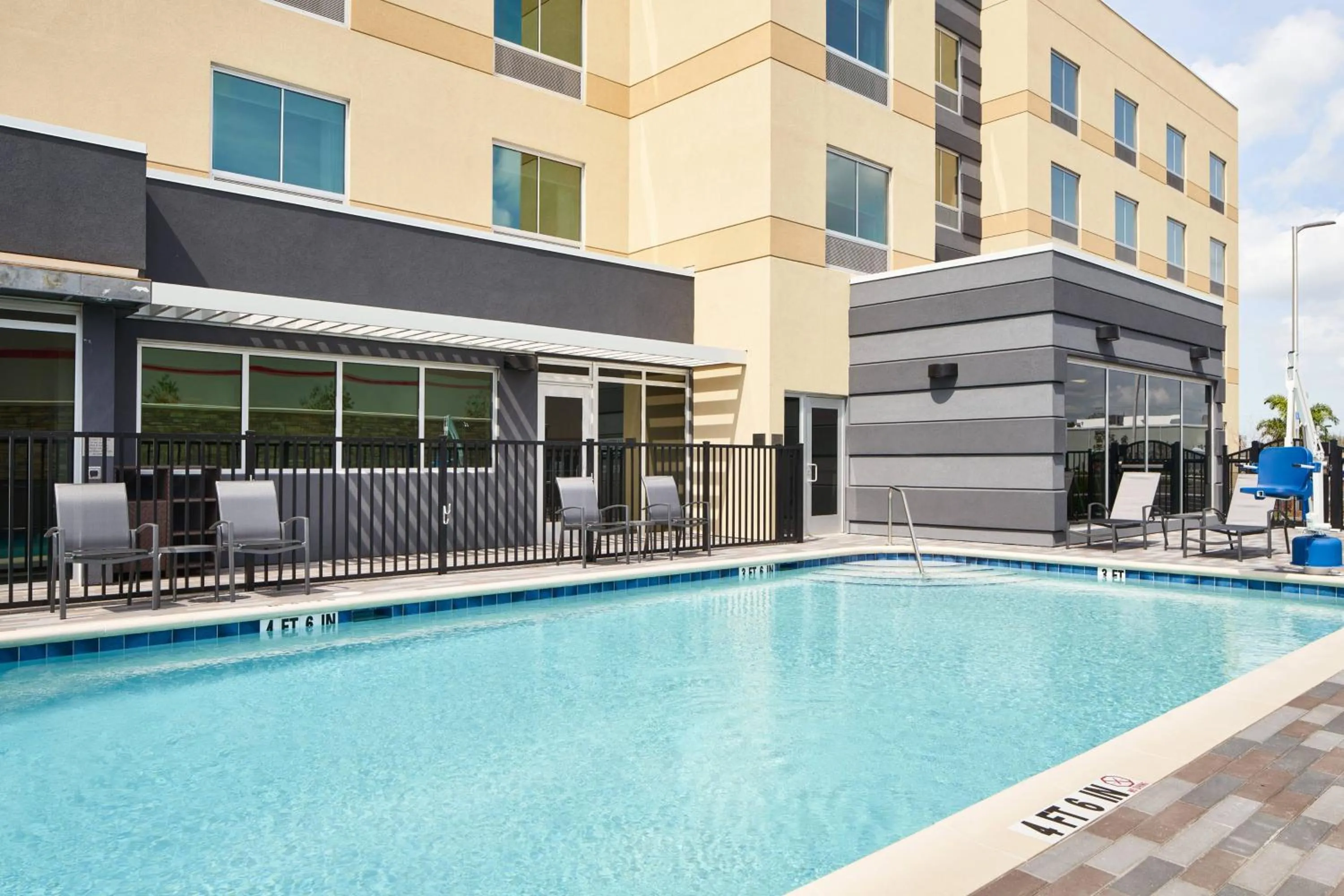 Swimming pool in Fairfield Inn & Suites Tampa Riverview