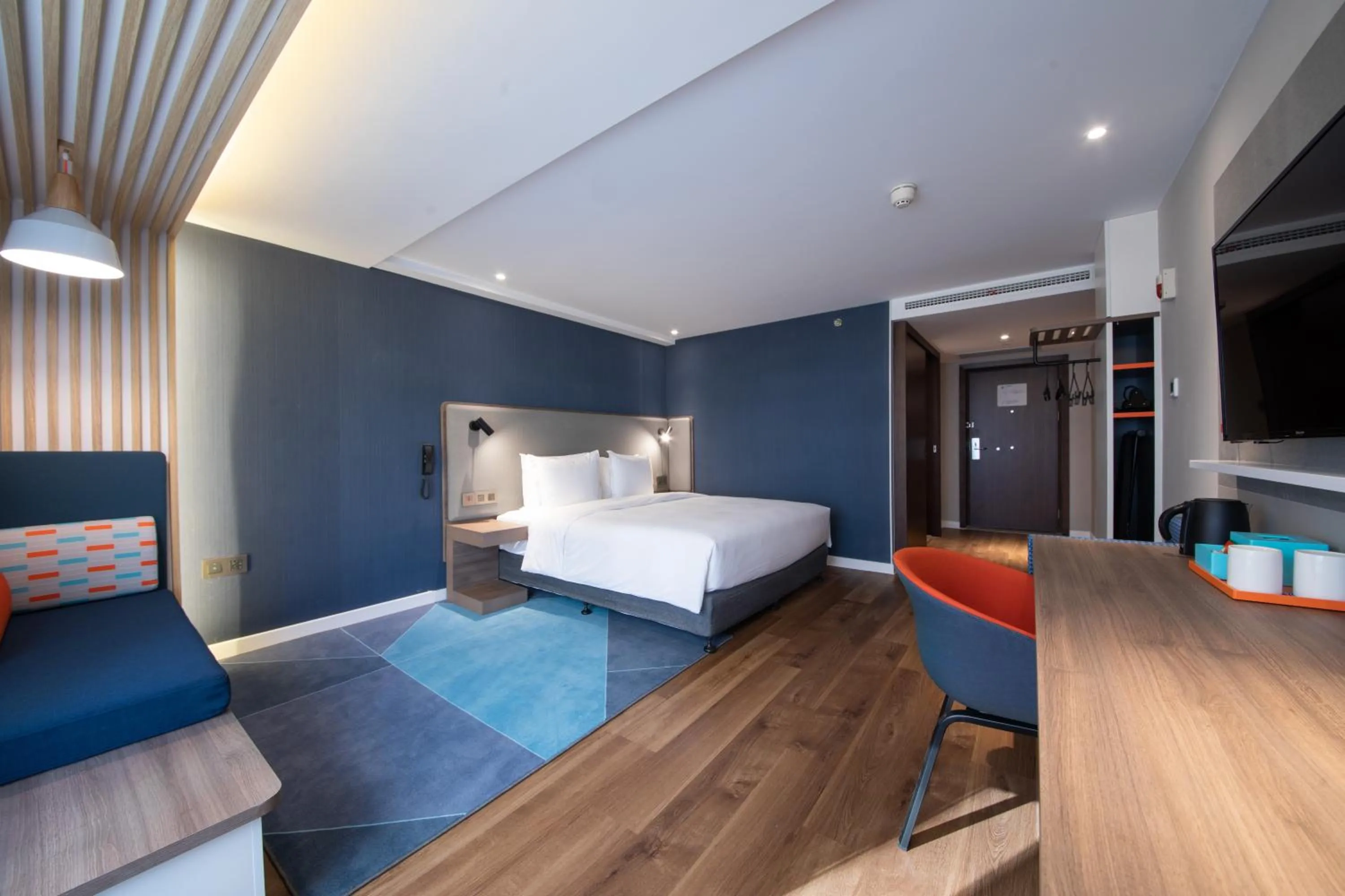 Photo of the whole room, Bed in Holiday Inn Express Ningbo City Center by IHG