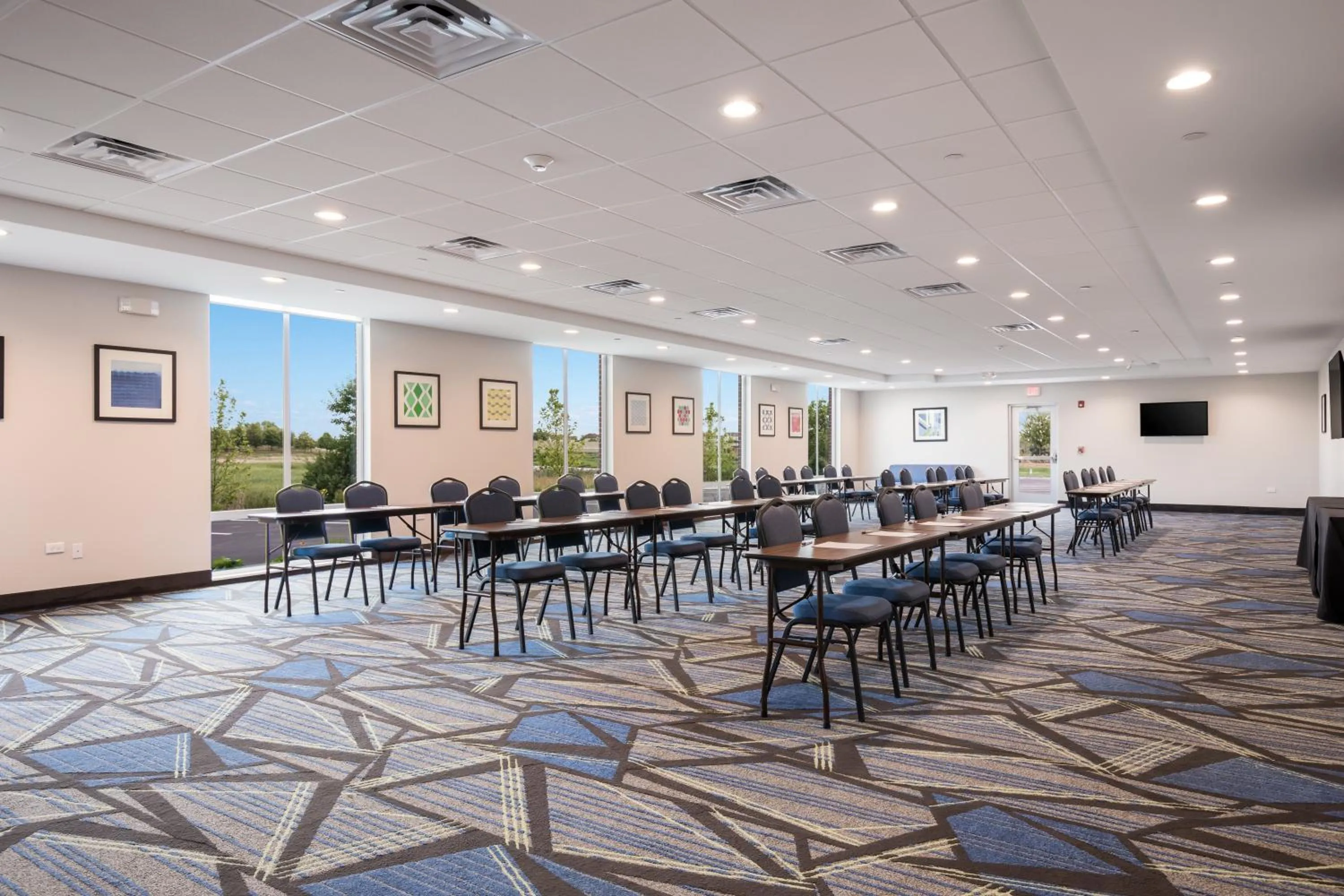 Meeting/conference room in Holiday Inn Express & Suites Chicago - Hoffman Estates by IHG