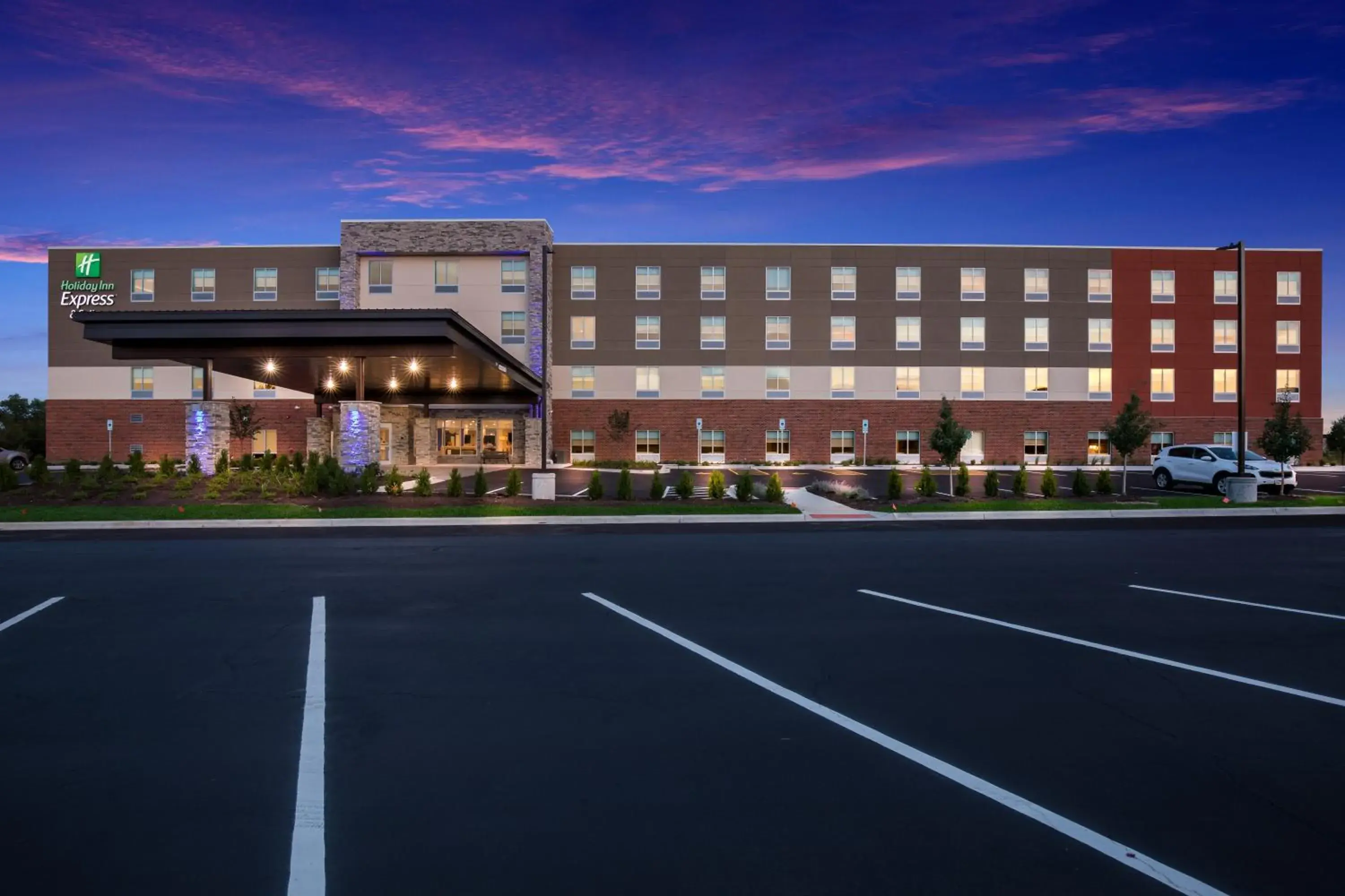 Property building in Holiday Inn Express & Suites Chicago - Hoffman Estates by IHG Property building in Holiday Inn Express & Suites Chicago - Hoffman Estates by IHG