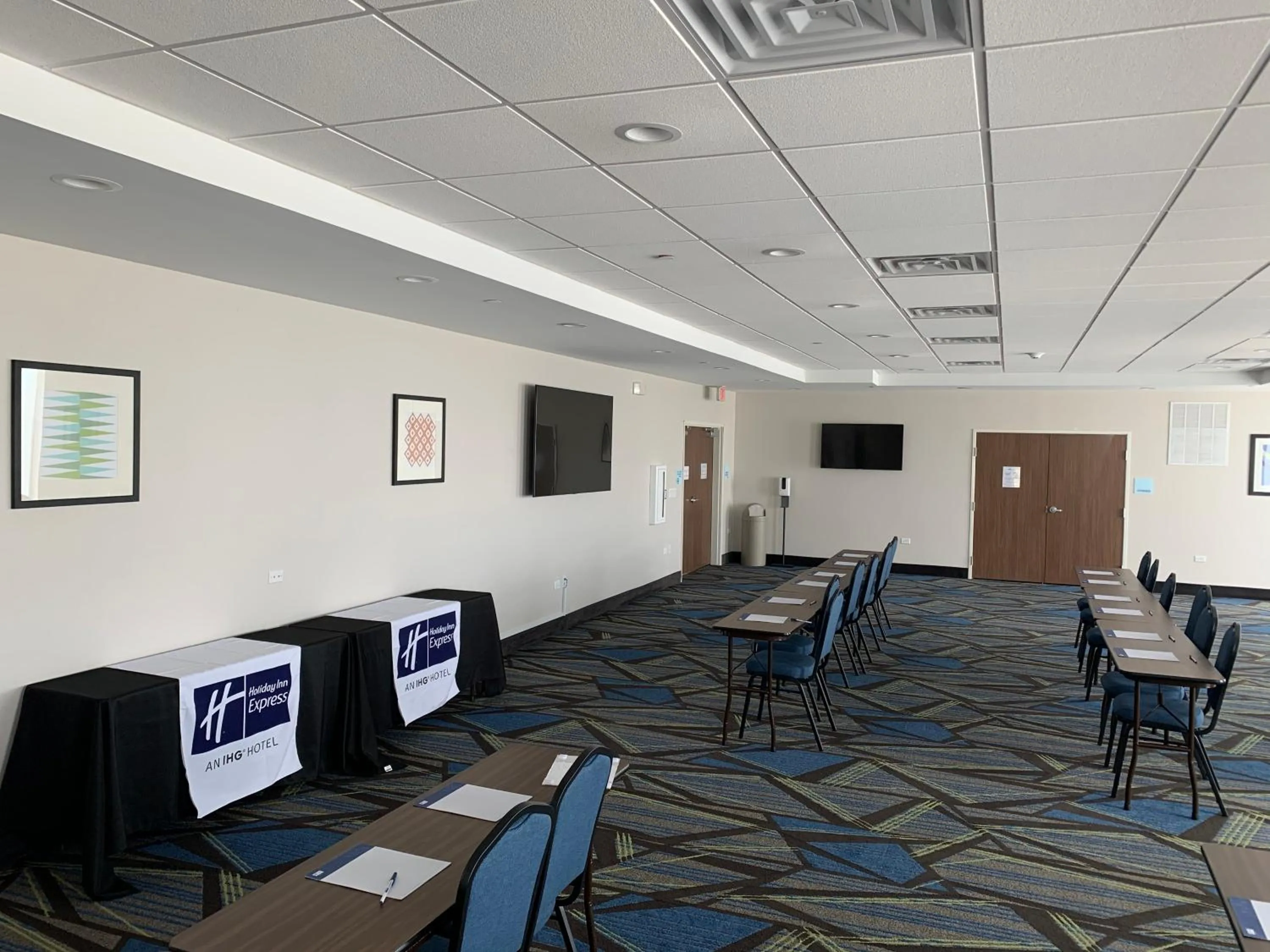 Meeting/conference room in Holiday Inn Express & Suites Chicago - Hoffman Estates by IHG