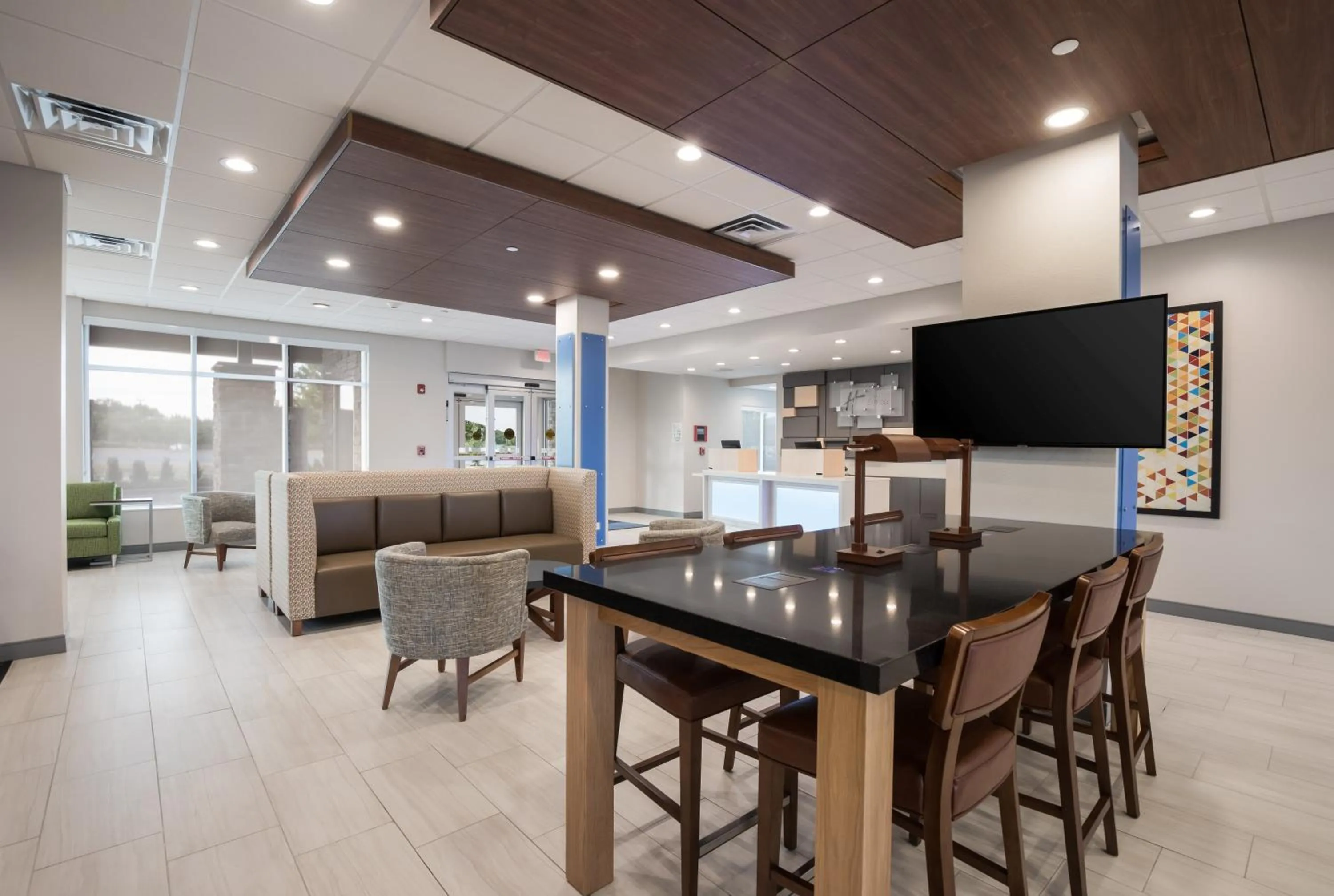 Property building in Holiday Inn Express & Suites Chicago - Hoffman Estates by IHG