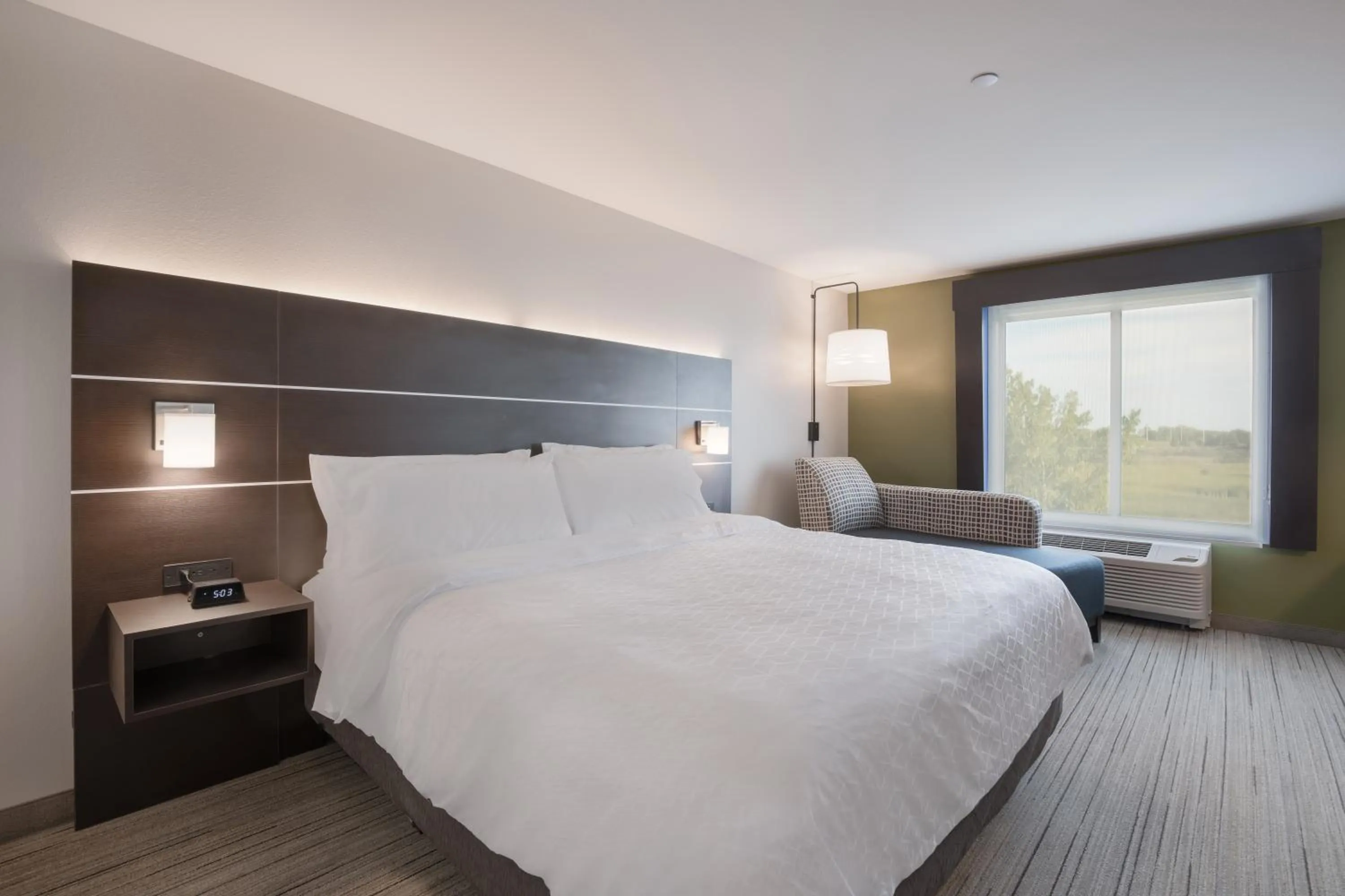 Bedroom, Bed in Holiday Inn Express & Suites Chicago - Hoffman Estates by IHG