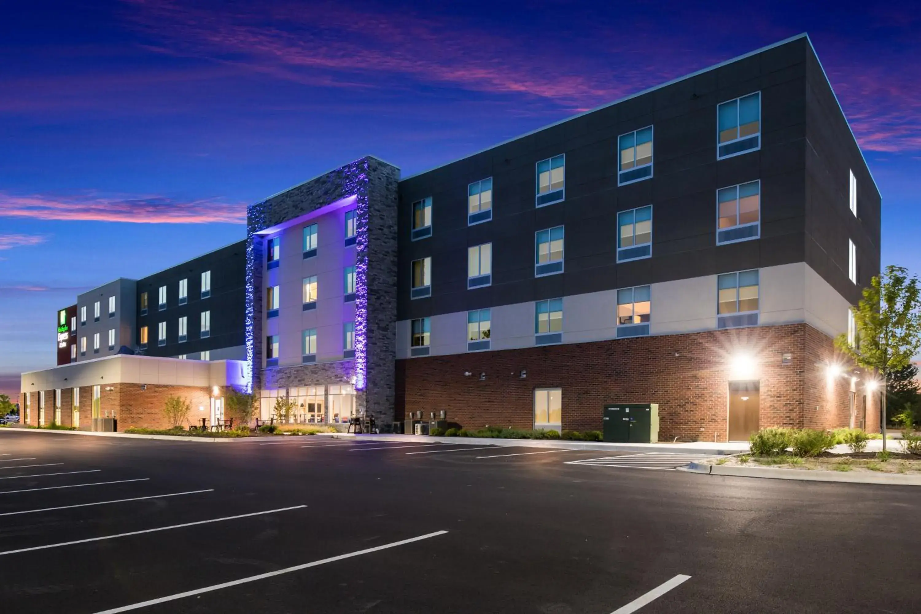 Property building in Holiday Inn Express & Suites Chicago - Hoffman Estates by IHG Property building in Holiday Inn Express & Suites Chicago - Hoffman Estates by IHG