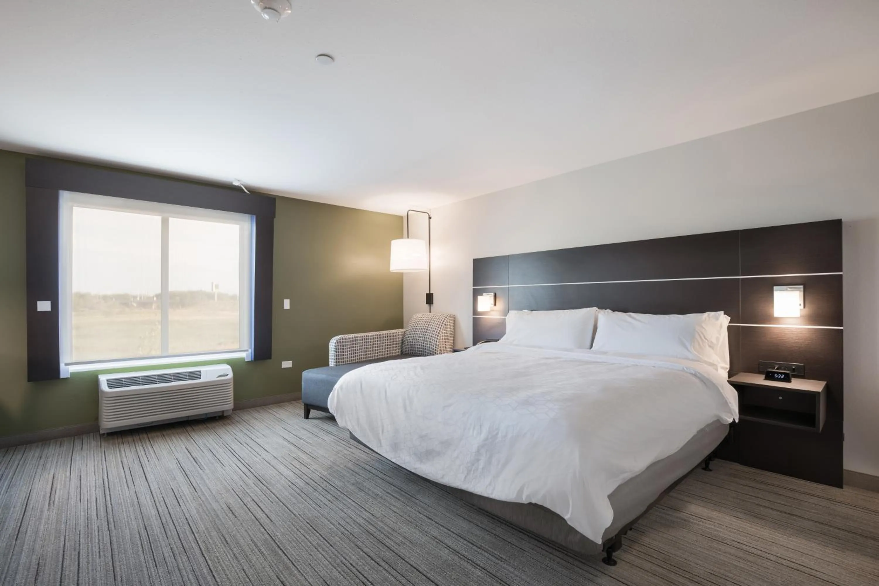 Bedroom, Bed in Holiday Inn Express & Suites Chicago - Hoffman Estates by IHG