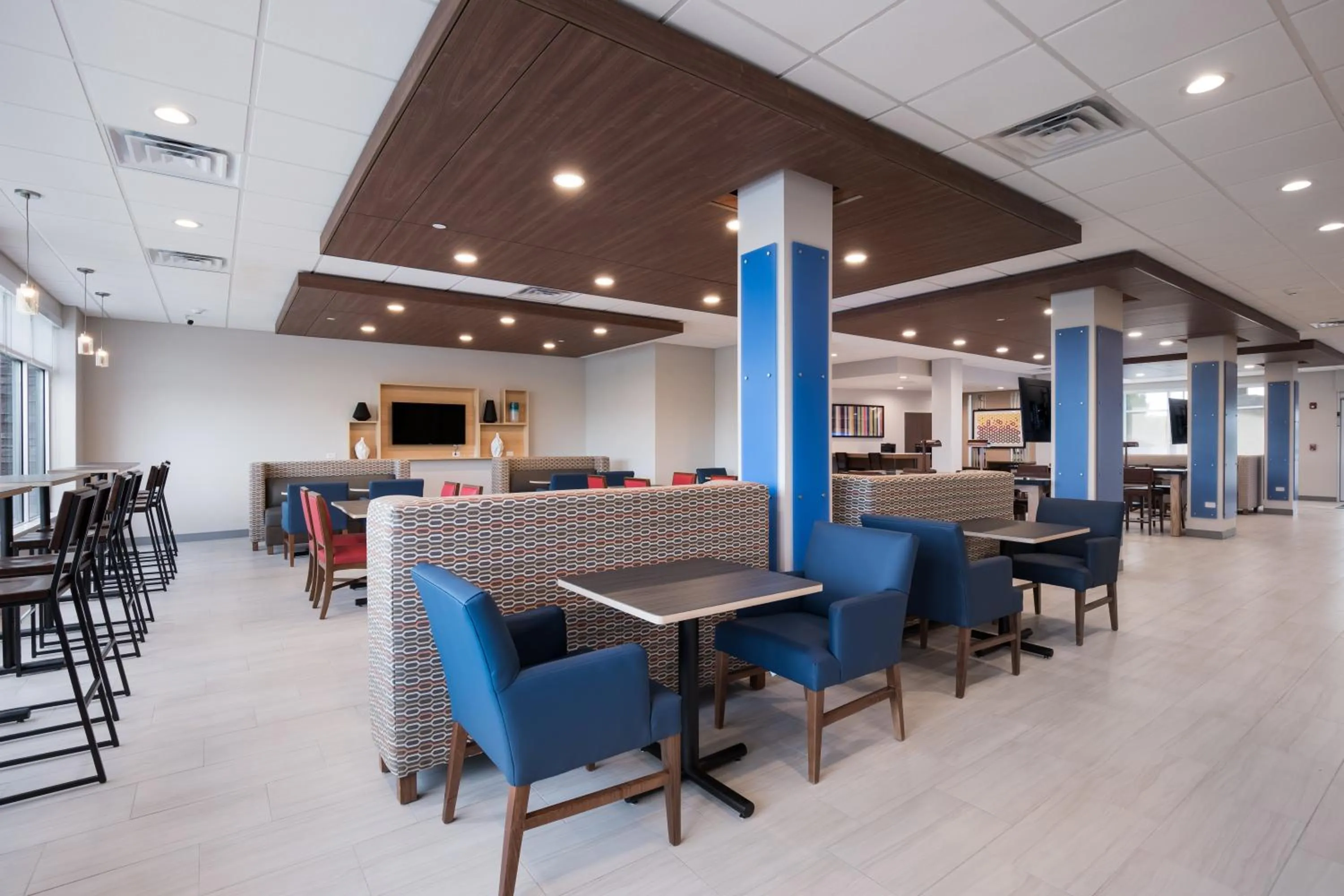 Breakfast in Holiday Inn Express & Suites Chicago - Hoffman Estates by IHG