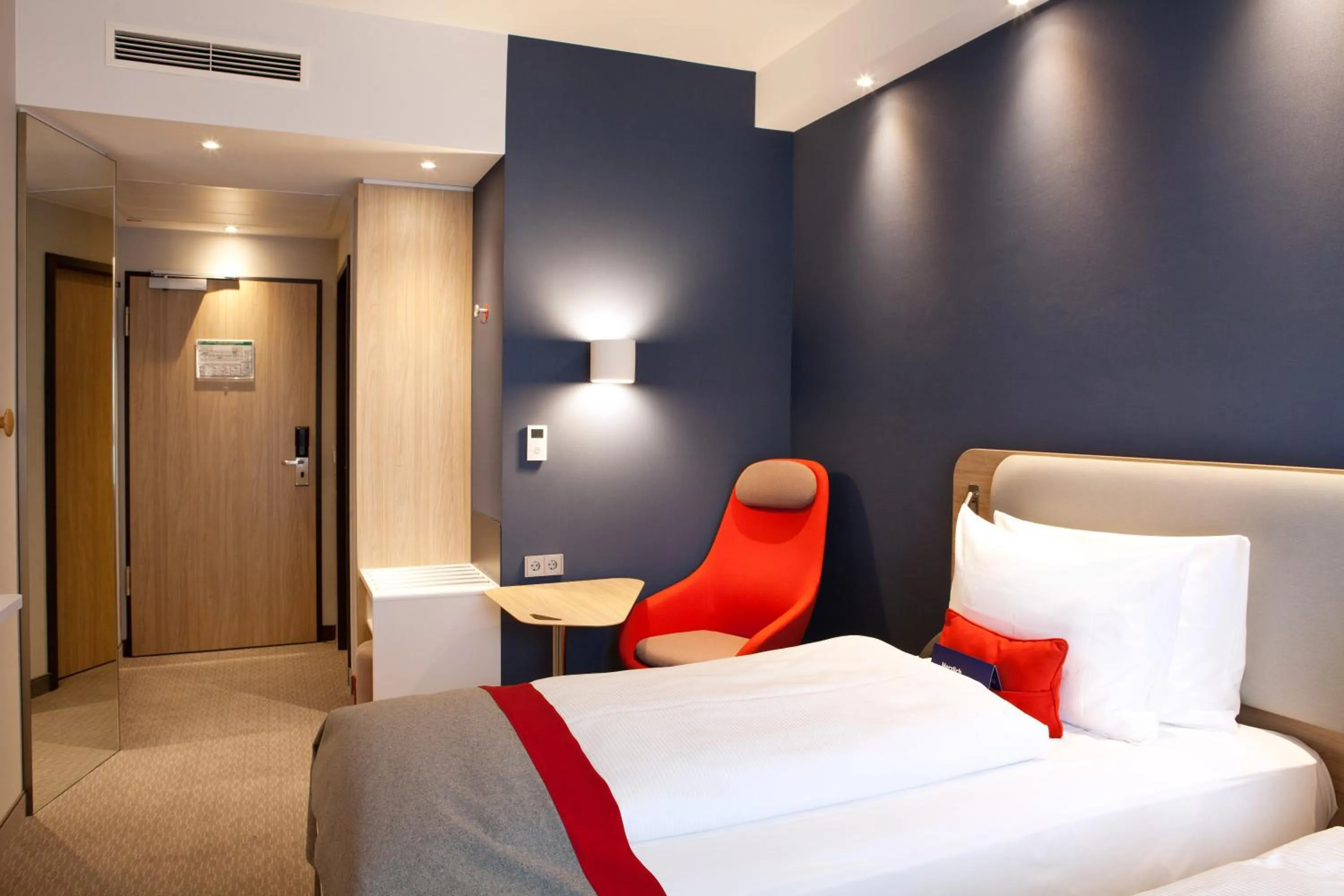 Bed in Holiday Inn Express - Darmstadt by IHG