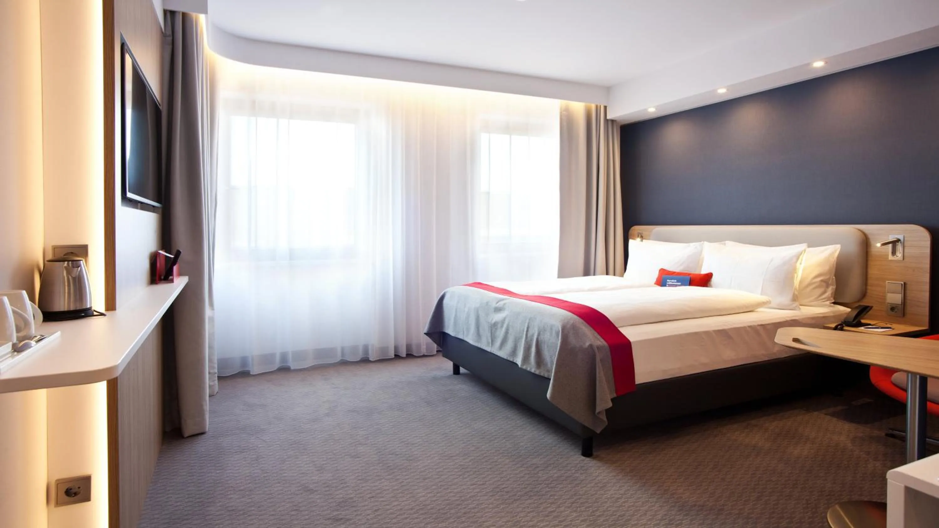 Photo of the whole room, Bed in Holiday Inn Express - Darmstadt by IHG