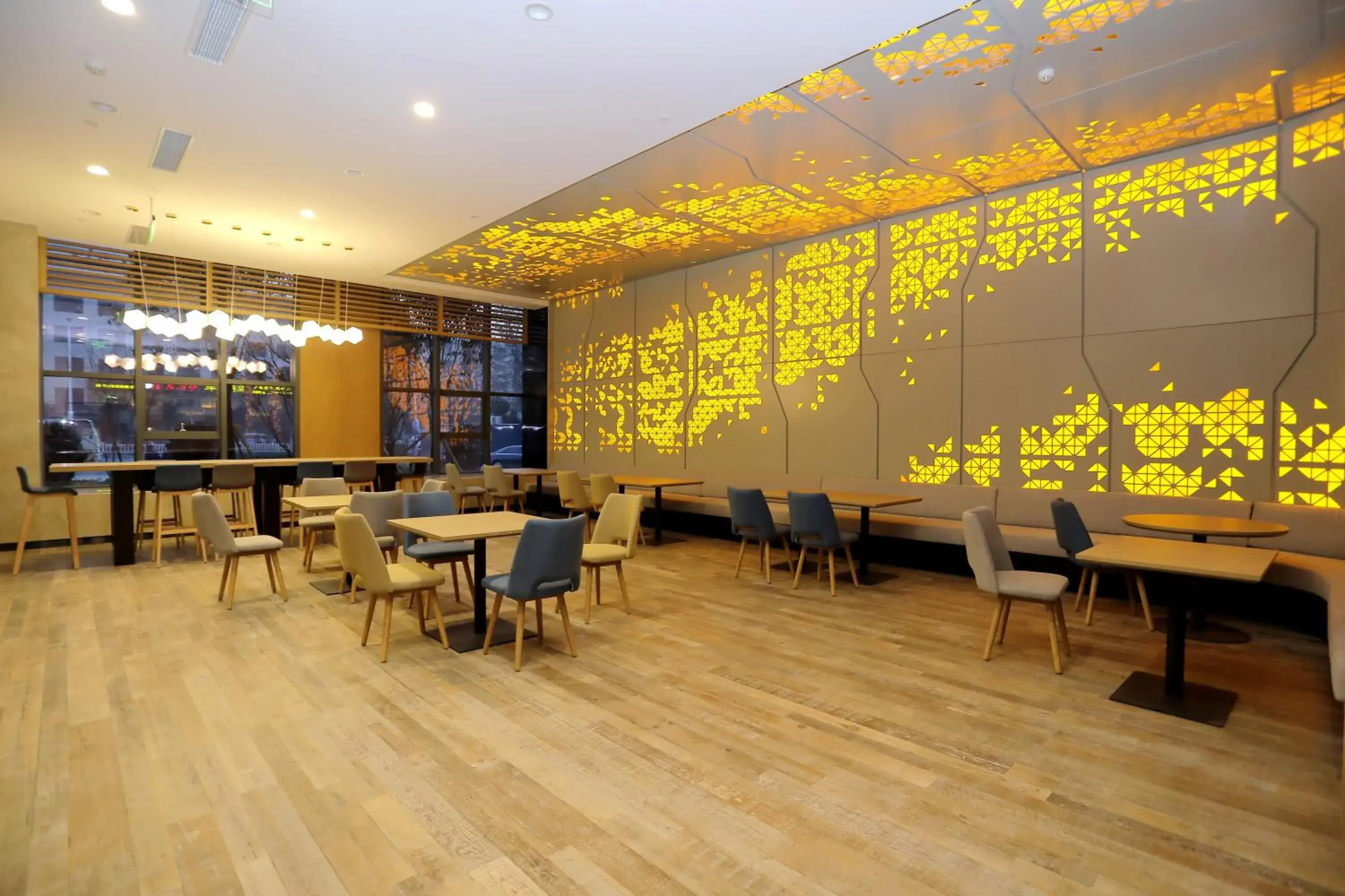 Lounge or bar in Holiday Inn Express Liaocheng Chiping by IHG Lounge or bar in Holiday Inn Express Liaocheng Chiping by IHG