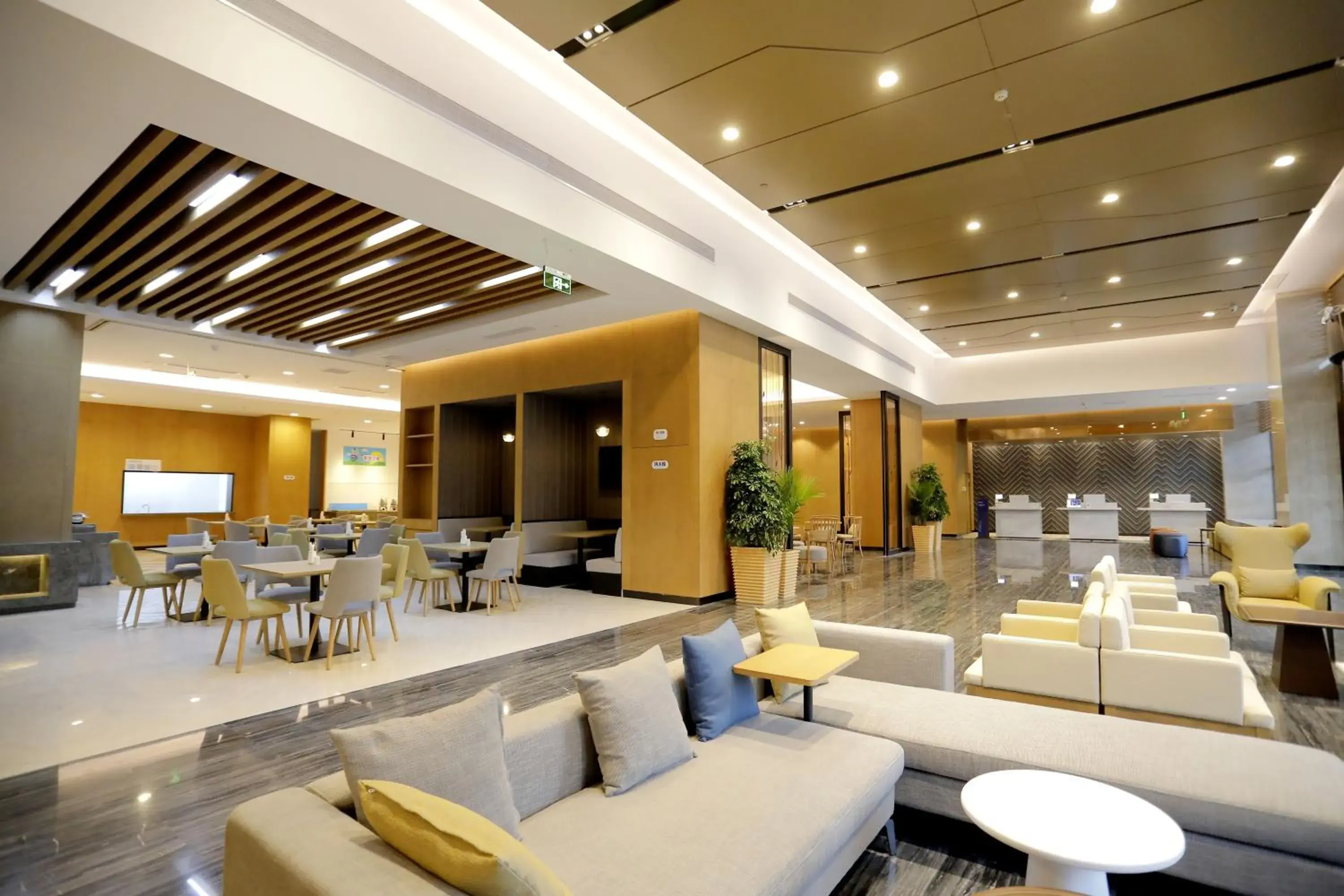Lobby or reception in Holiday Inn Express Liaocheng Chiping by IHG Lobby or reception in Holiday Inn Express Liaocheng Chiping by IHG